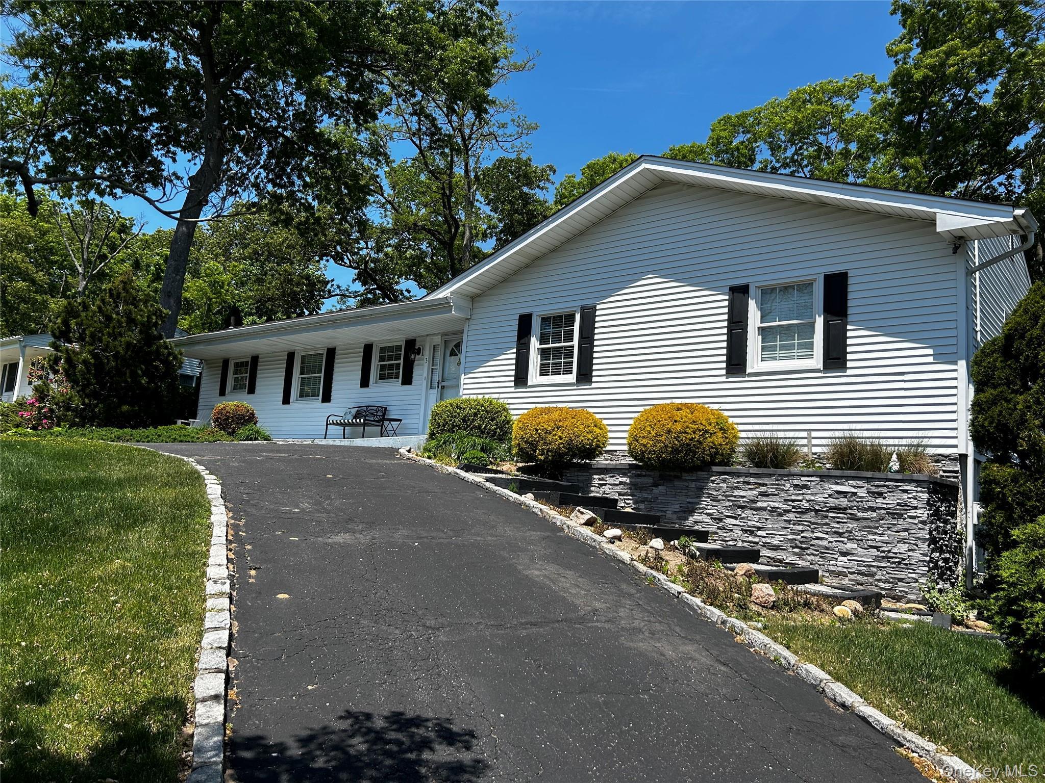 Laura Ct, Nesconset, NY 11767