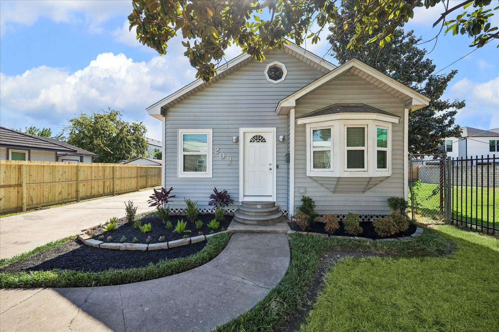 E 34th St, Houston, TX 77018