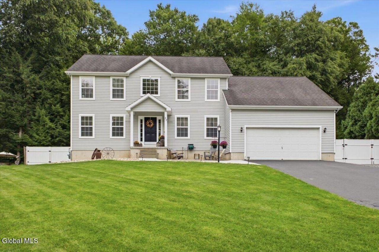 Timbira Dr, Gansevoort, NY 12831