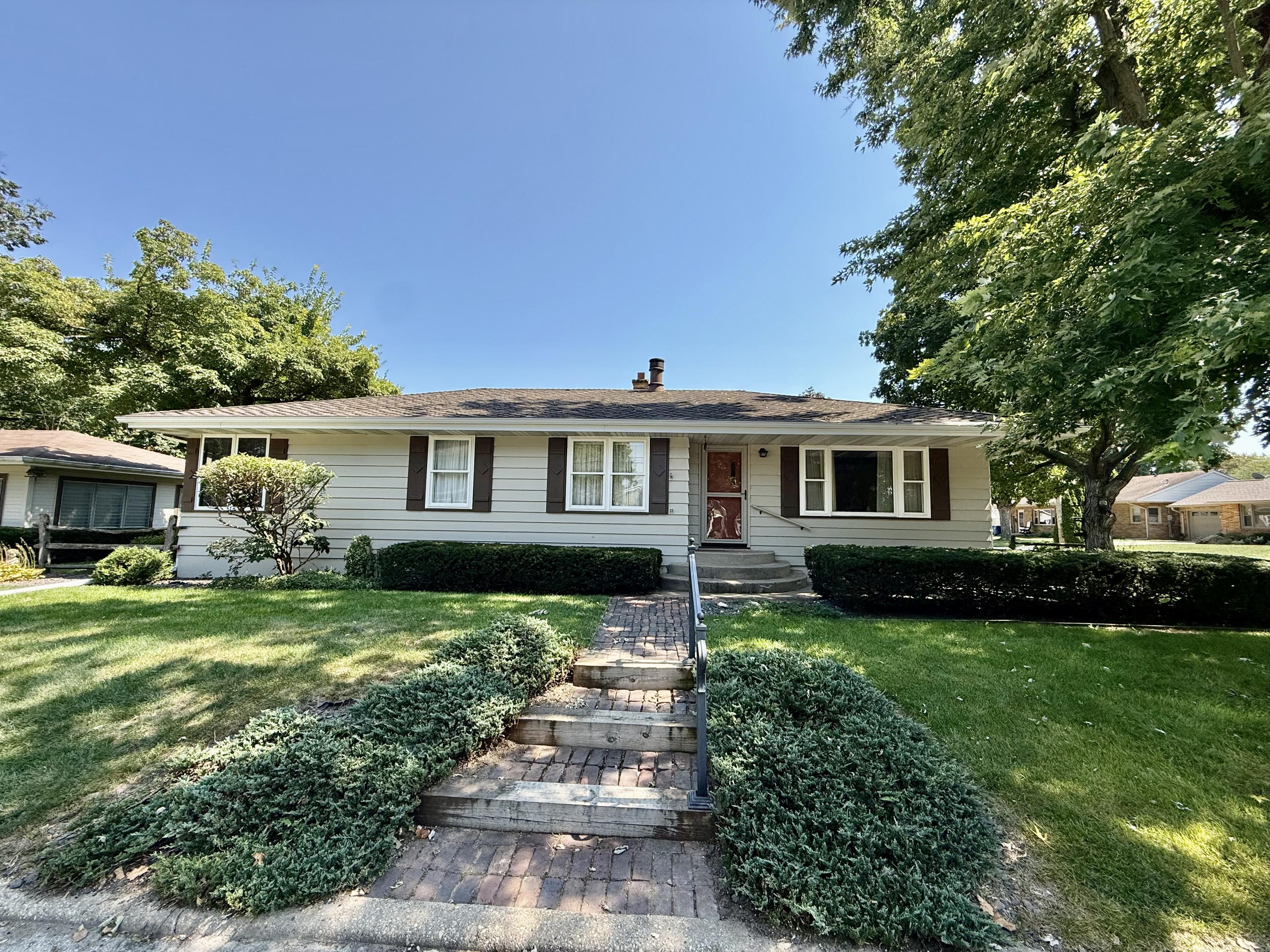 11th St, Peru, IL 61354