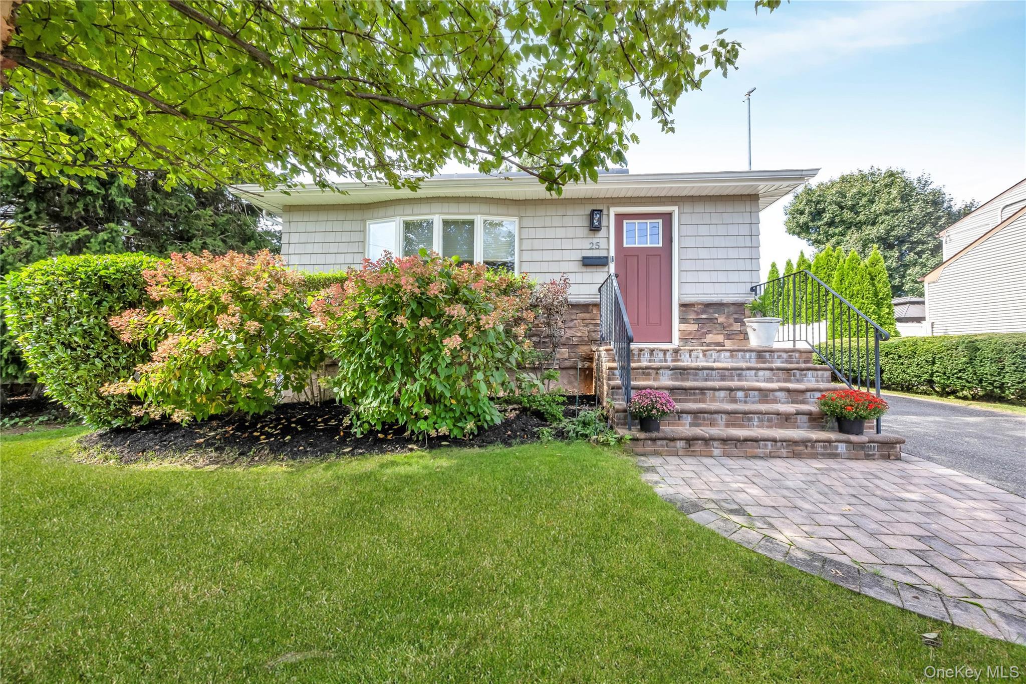 Frank Ave, Farmingdale, NY 11735