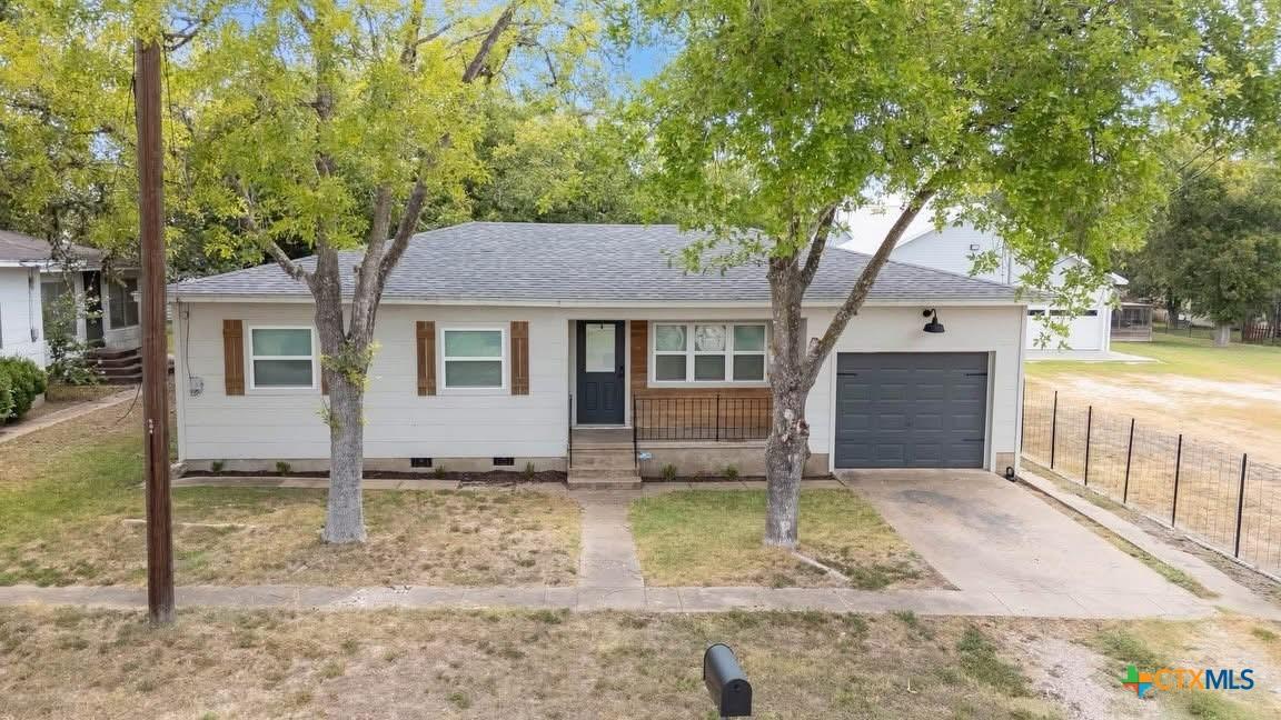 N Arnim, Moulton, TX 77975