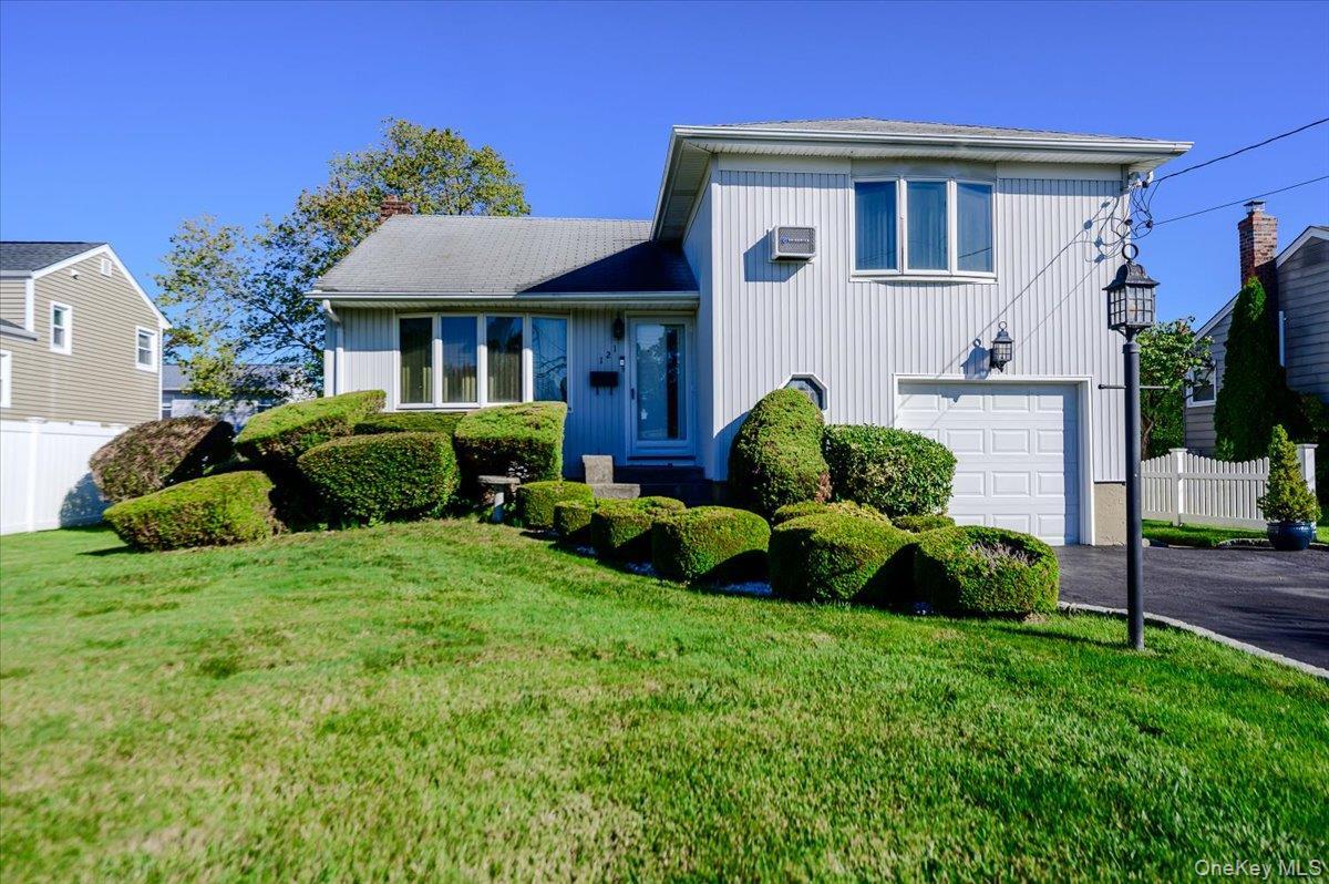Pine St, Massapequa Park, NY 11762