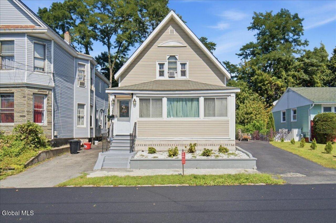 Van Velsen St, Schenectady, NY 12303