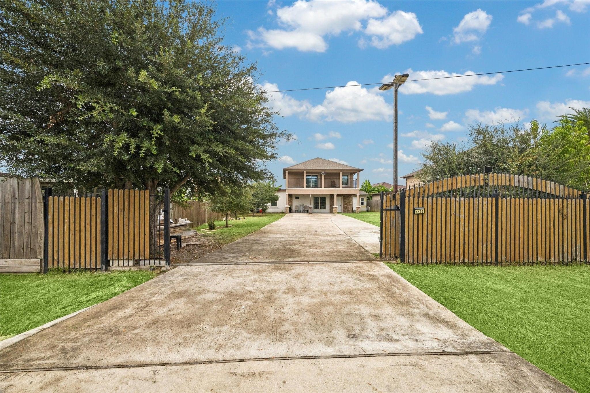 Ivy Ln, Fresno, TX 77545