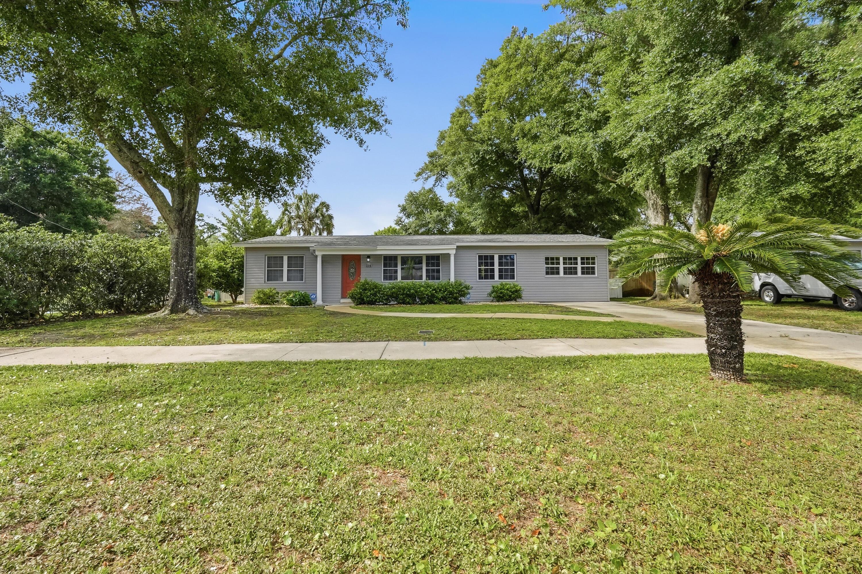 E Hollywood Blvd, Mary Esther, FL 32569