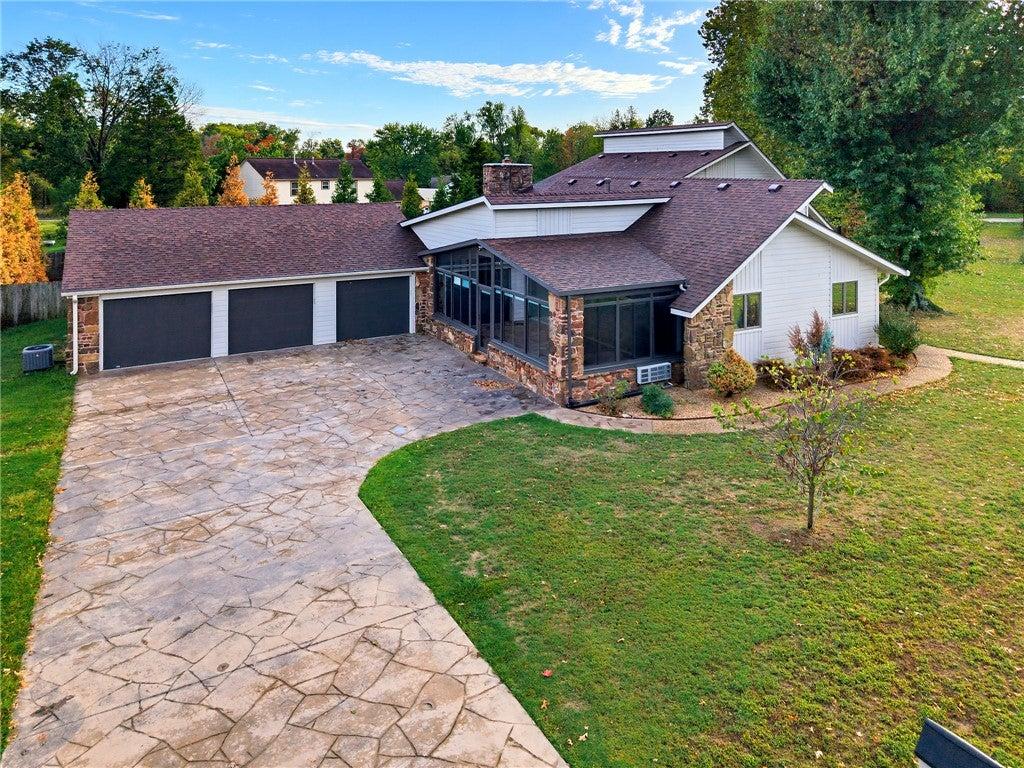W Centre Ct, Rogers, AR 72758