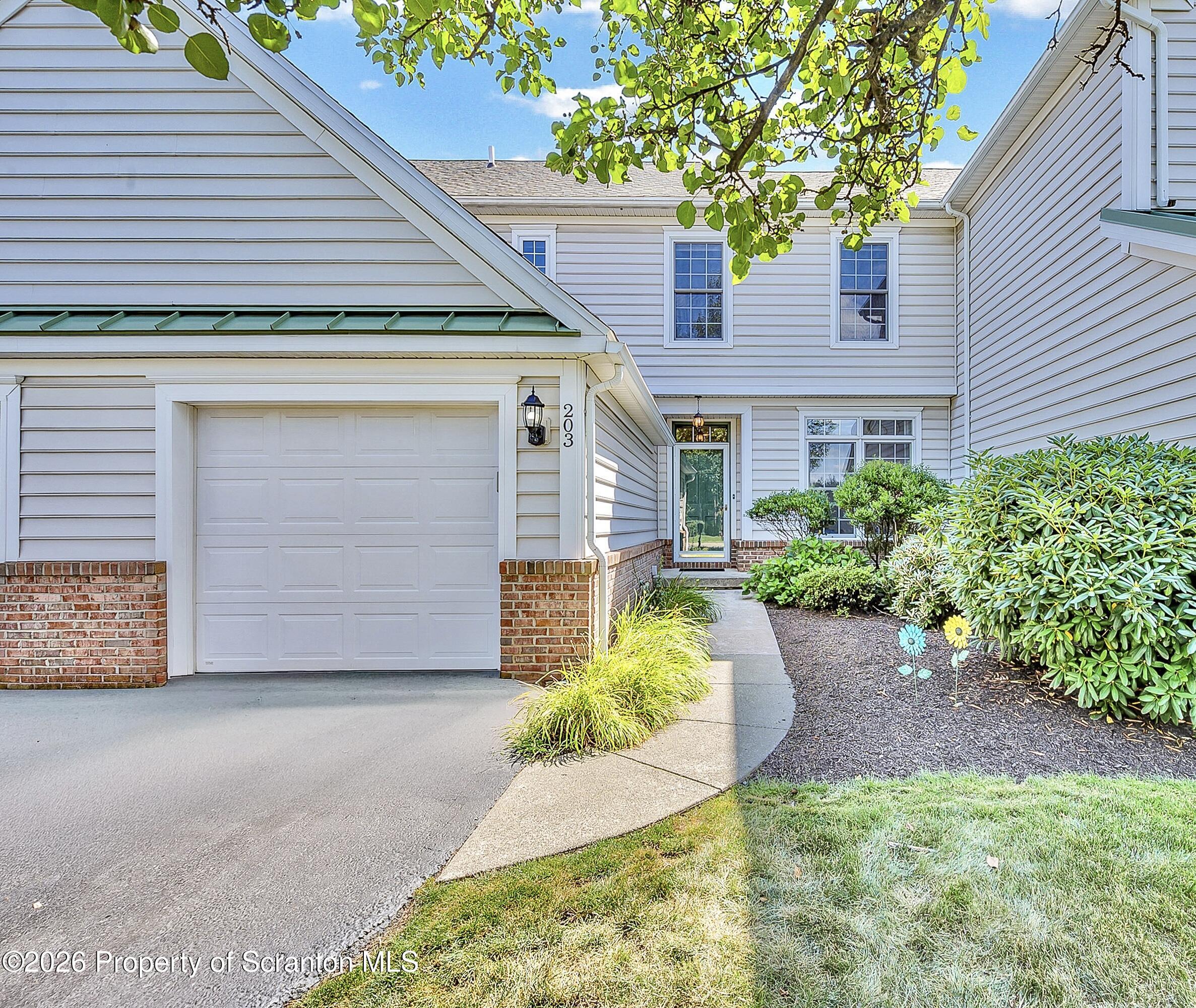 Thackeray Close, Moosic, PA 18507