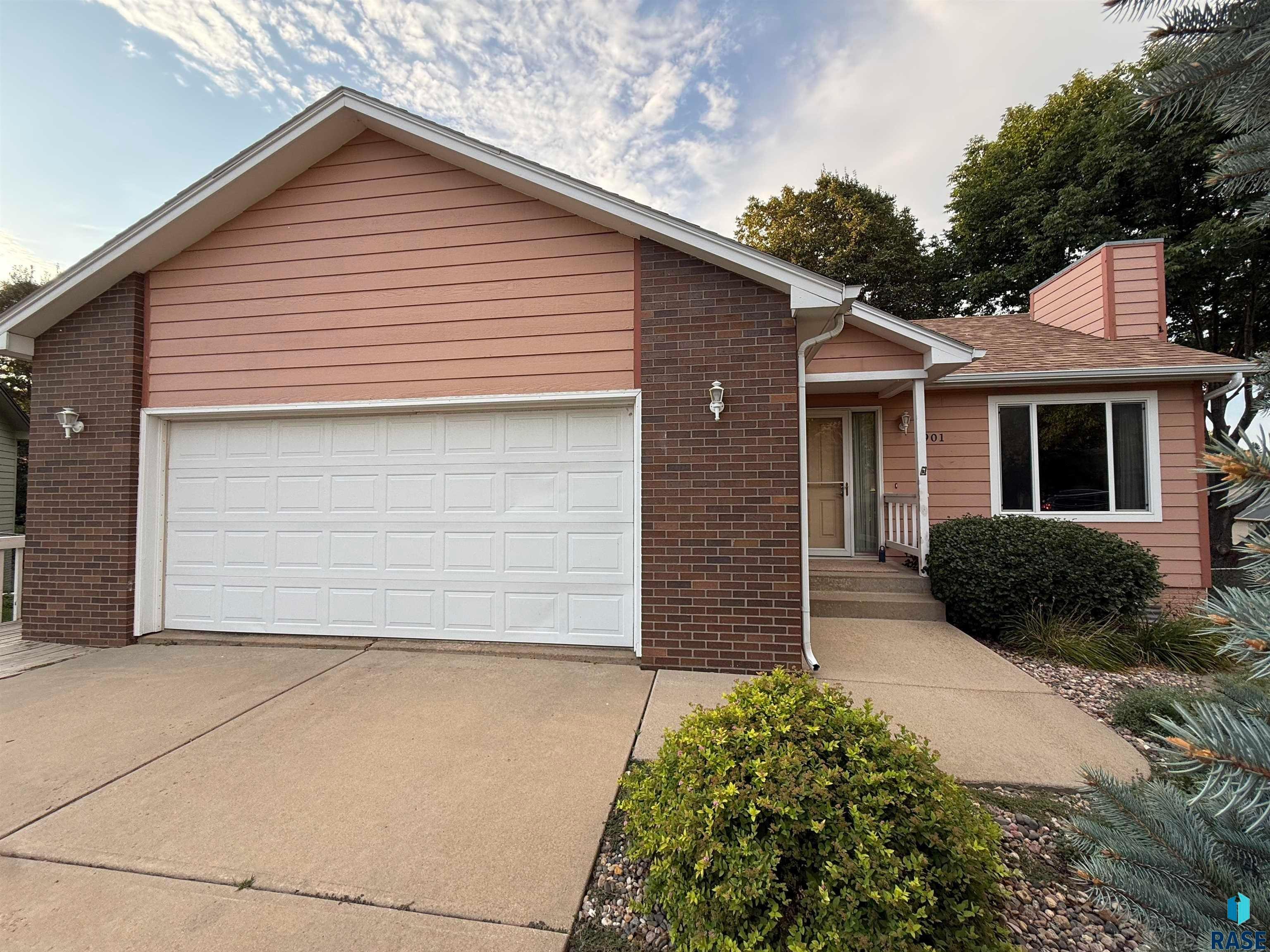 S Shamrock Cir, Sioux Falls, SD 57106