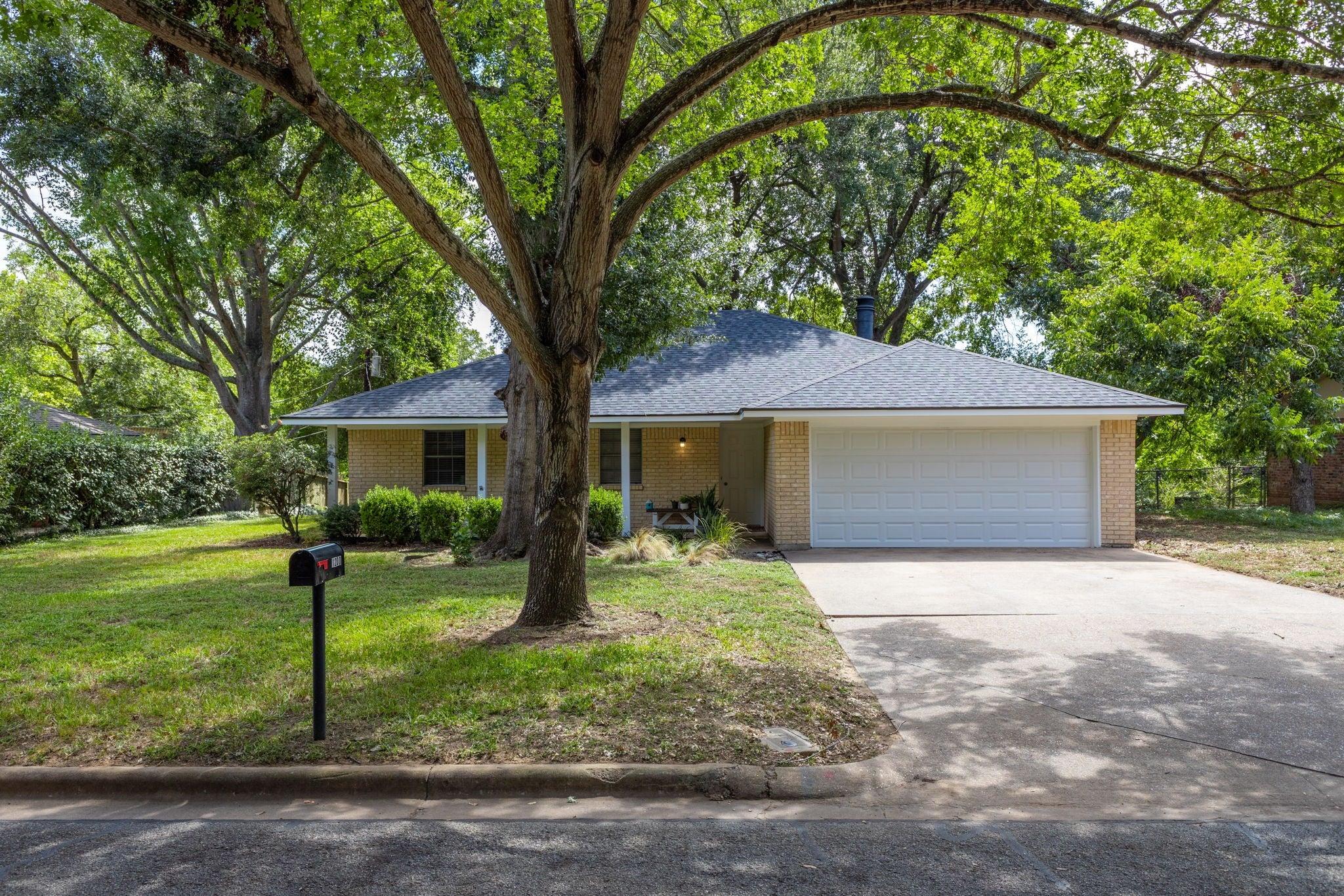 Hollis Dr, Brenham, TX 77833
