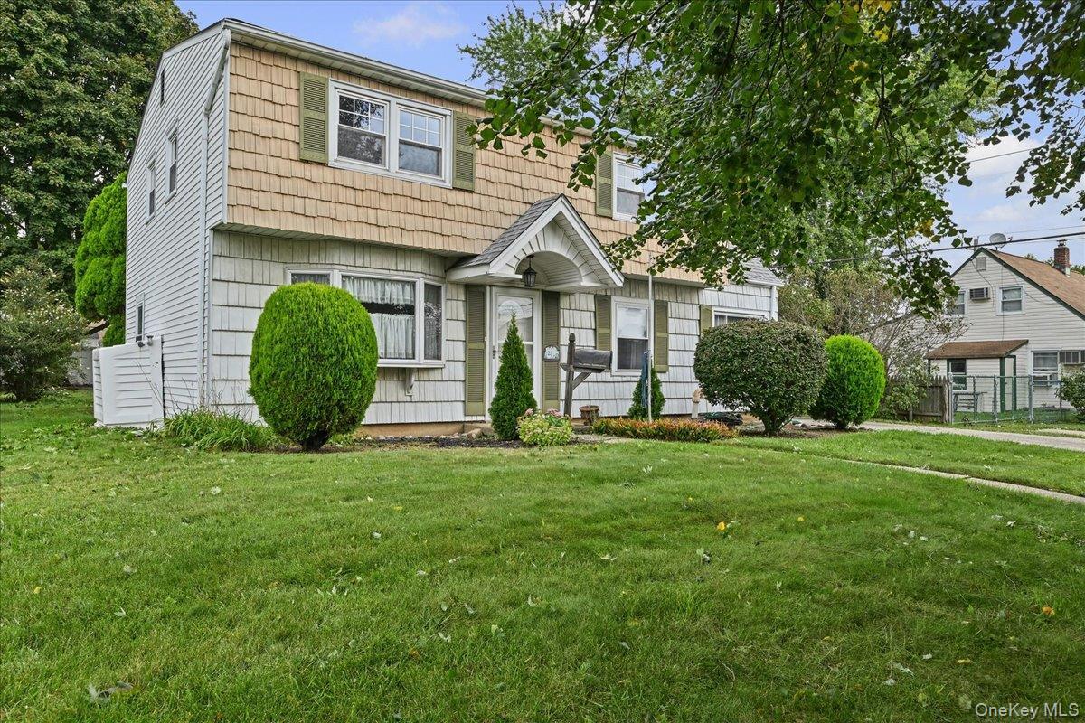Saucer Ln, Levittown, NY 11756