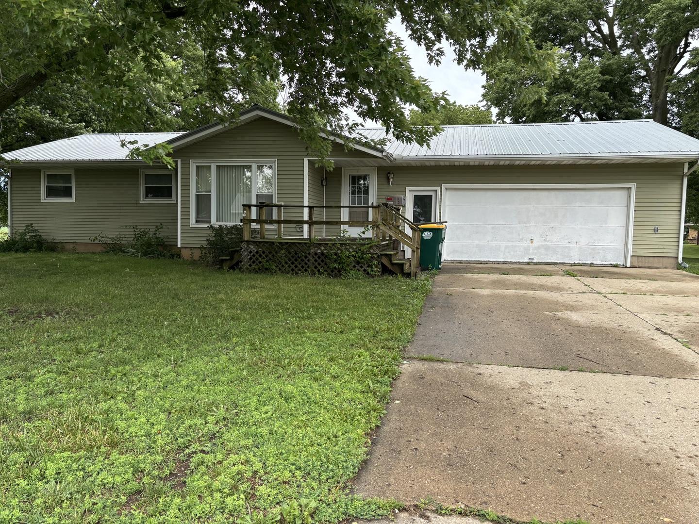 S 2nd St, Walnut, IL 61376