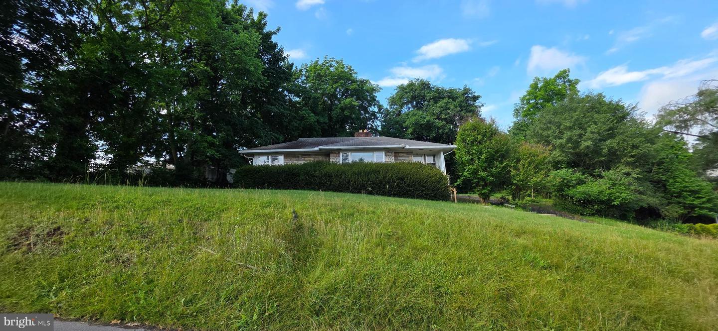 E South St, Woodstock, VA 22664