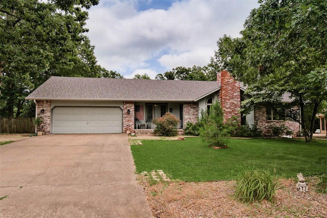 Huskins Cir, Bella Vista, AR 72715