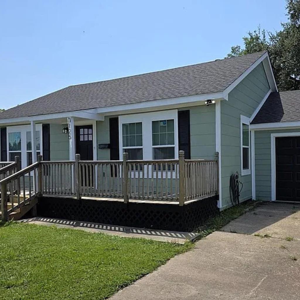 South Dr, Groves, TX 77619