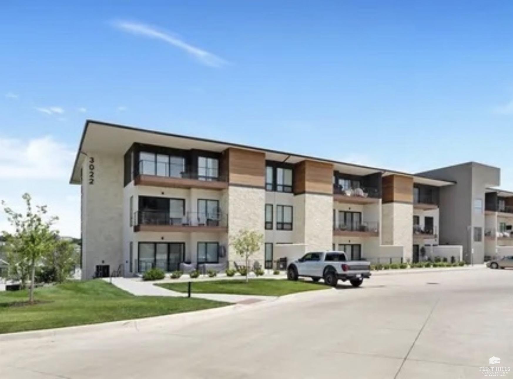 Fieldhouse Cir, Manhattan, KS 66503