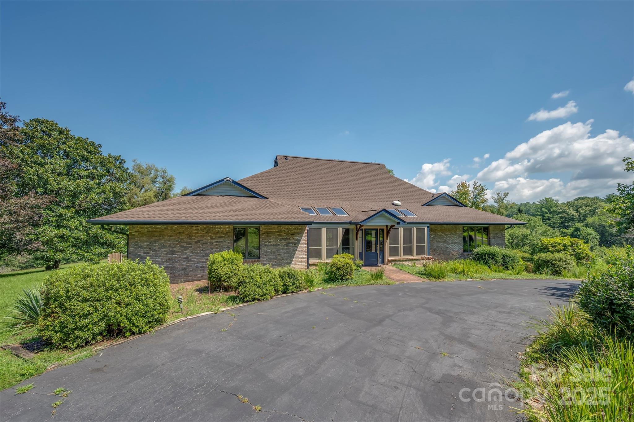 Canter Ct, Horse Shoe, NC 28742