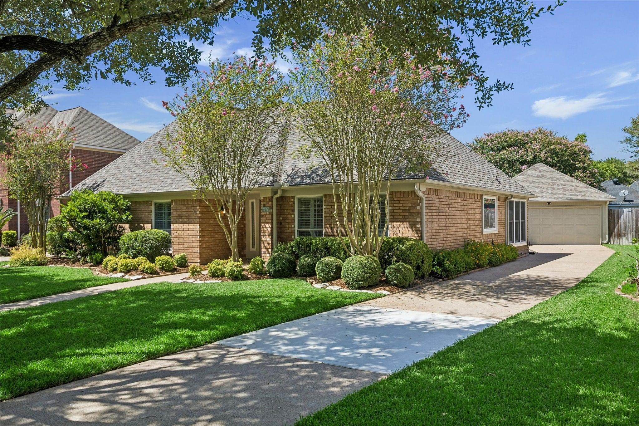 Bermuda Dr, Sugar Land, TX 77479