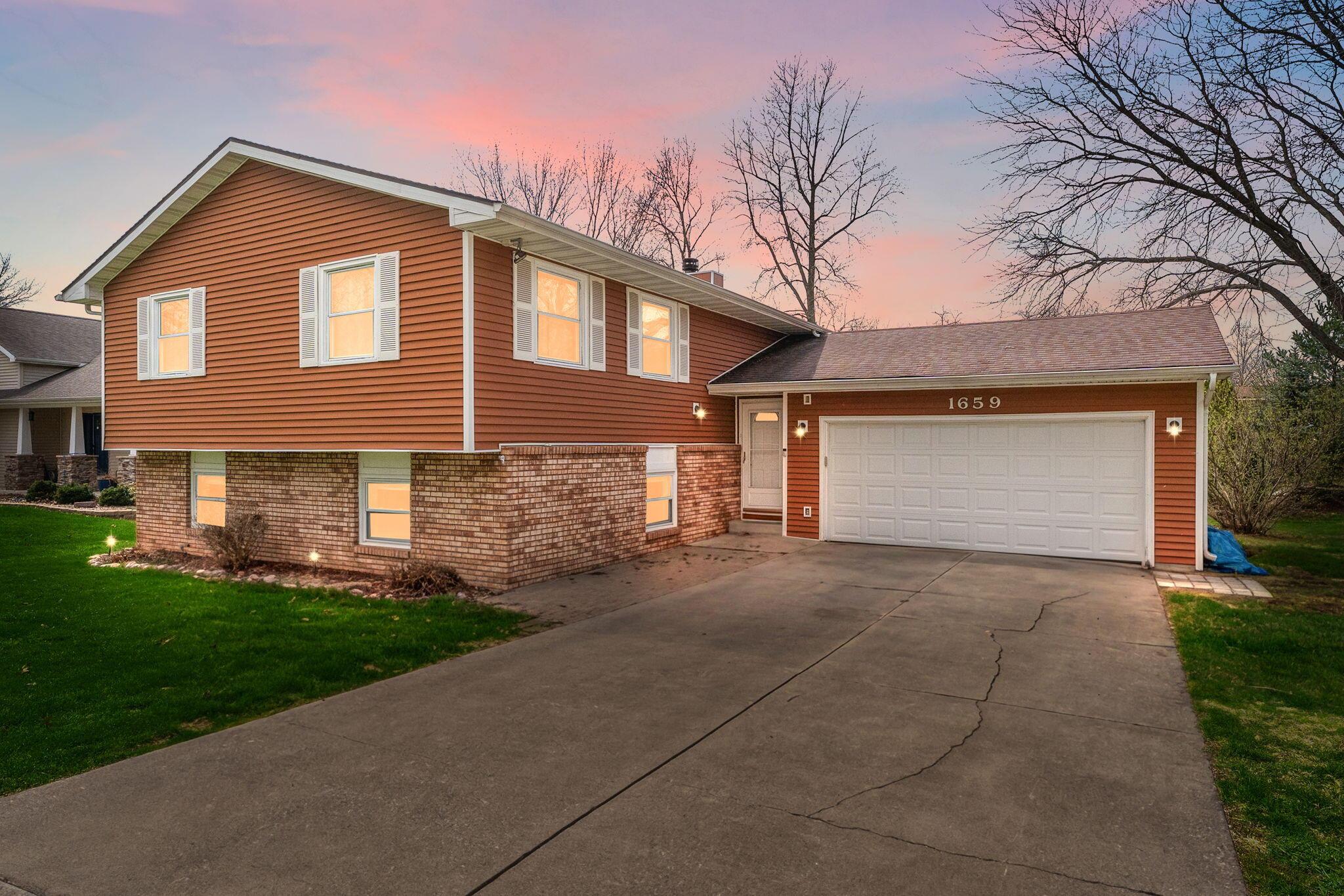 Sunnyslope Dr, Crown Point, IN 46307