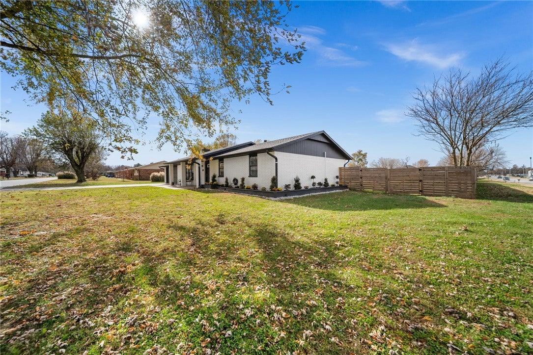 Daisy Cir, Lowell, AR 72745