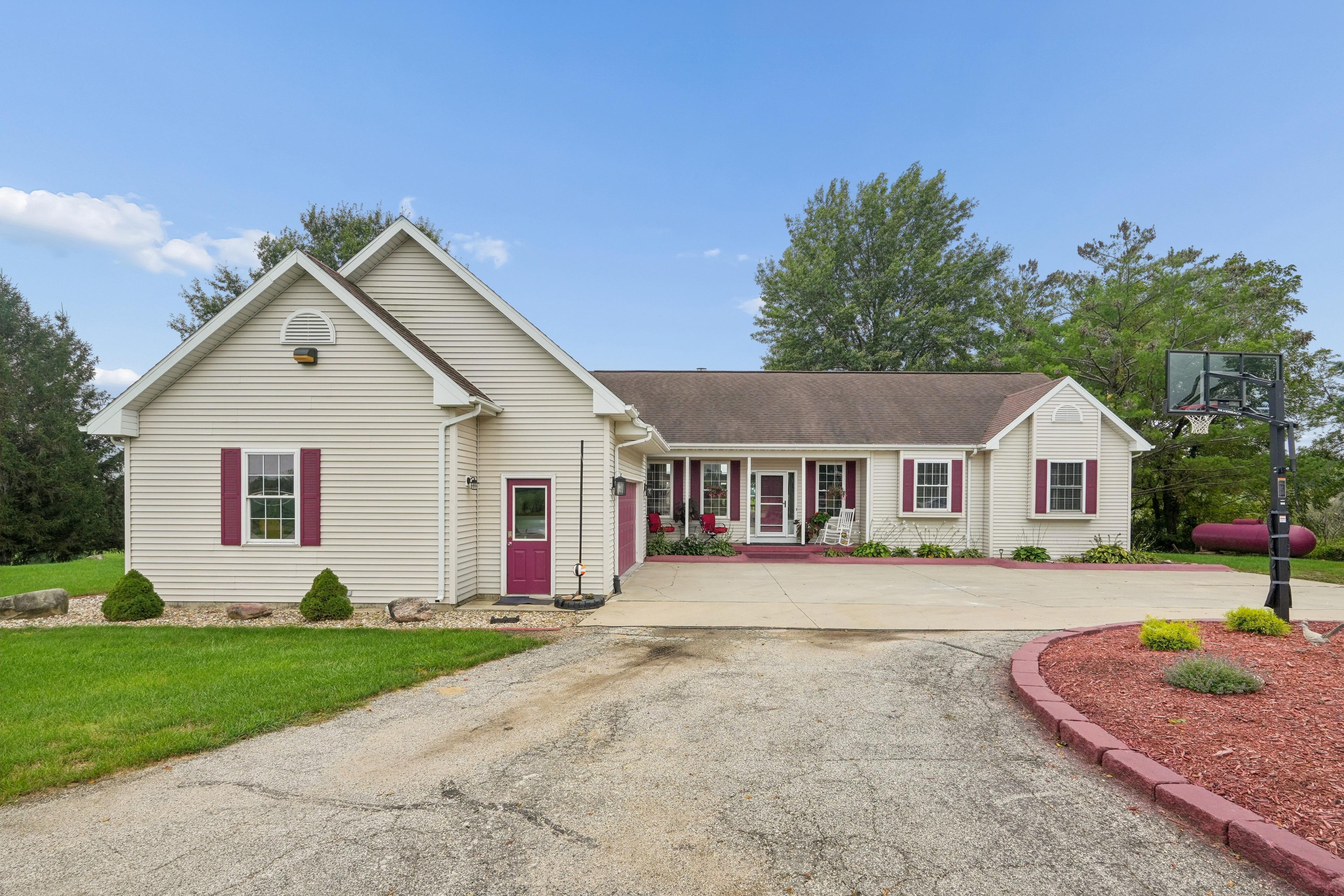 Dutch Creek Dr, Anamosa, IA 52205