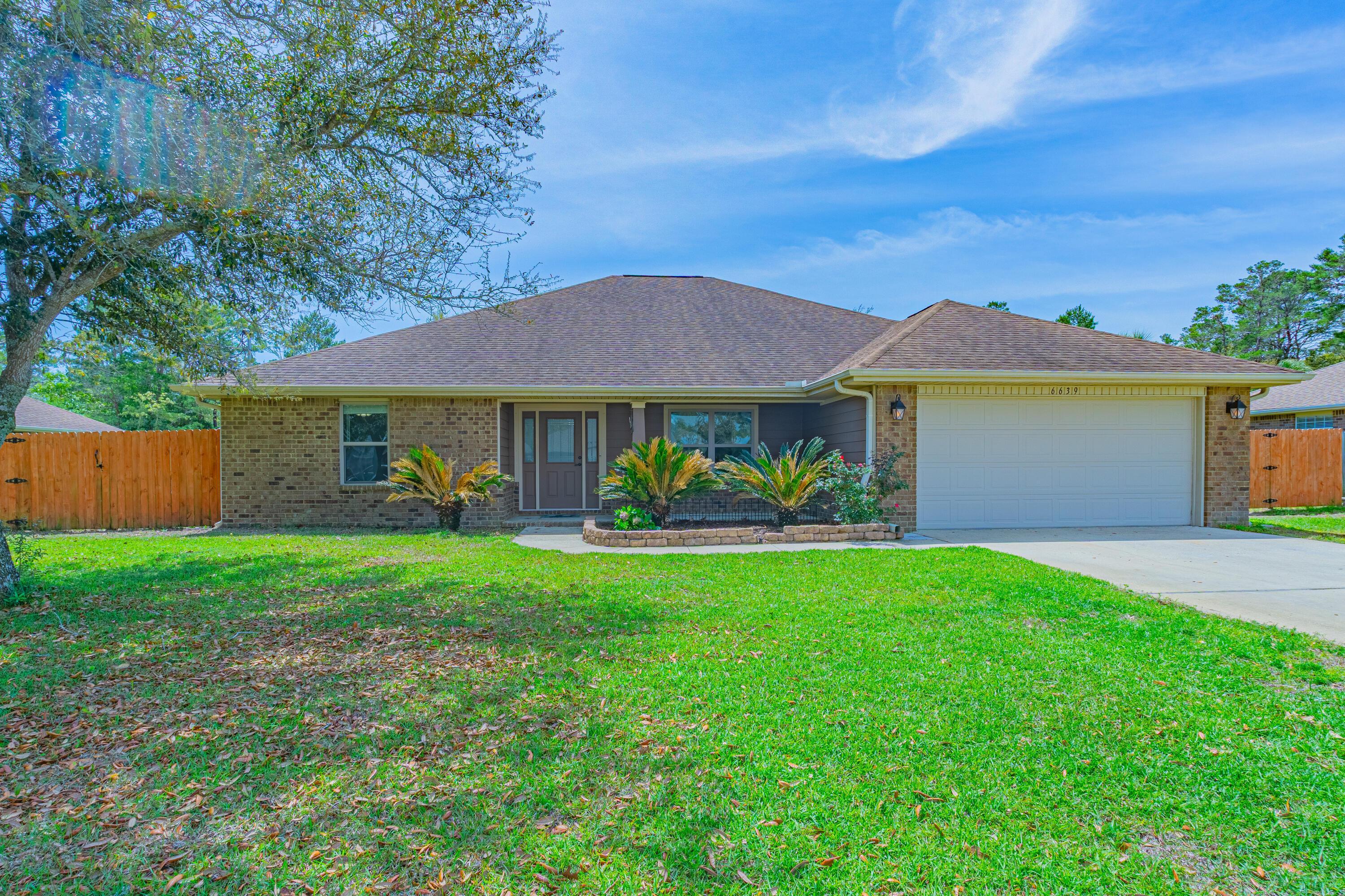 Castlewood St, Navarre, FL 32566