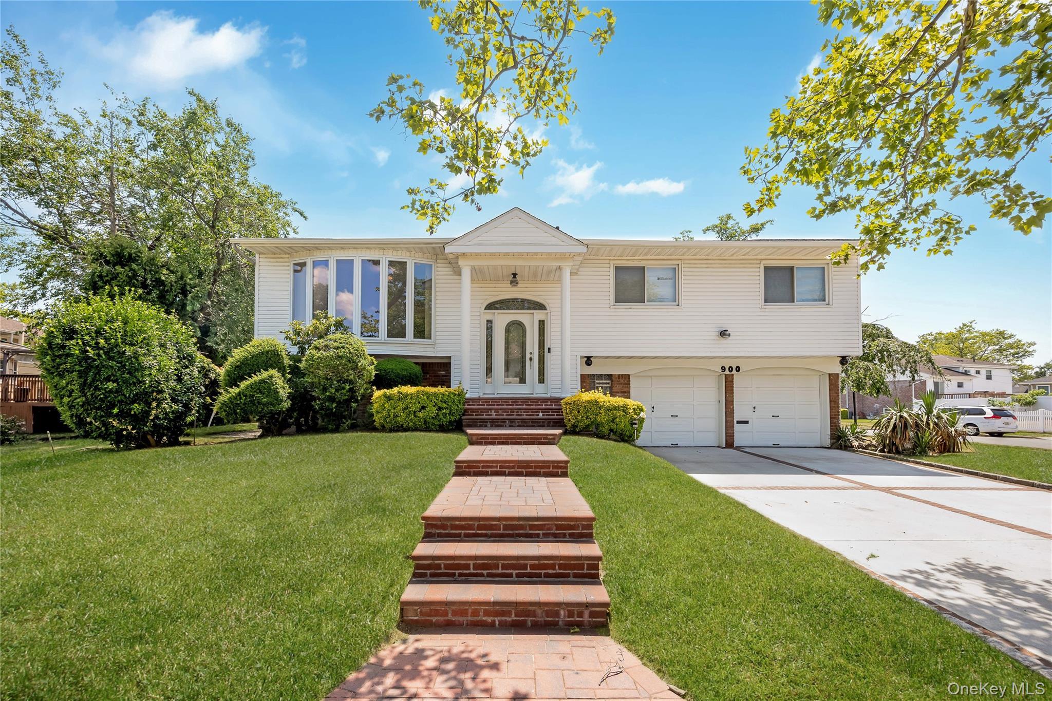Flanders Dr, Valley Stream, NY 11581