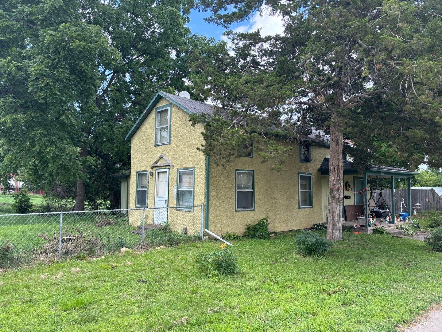 Garfield St, Clinton, IA 52732