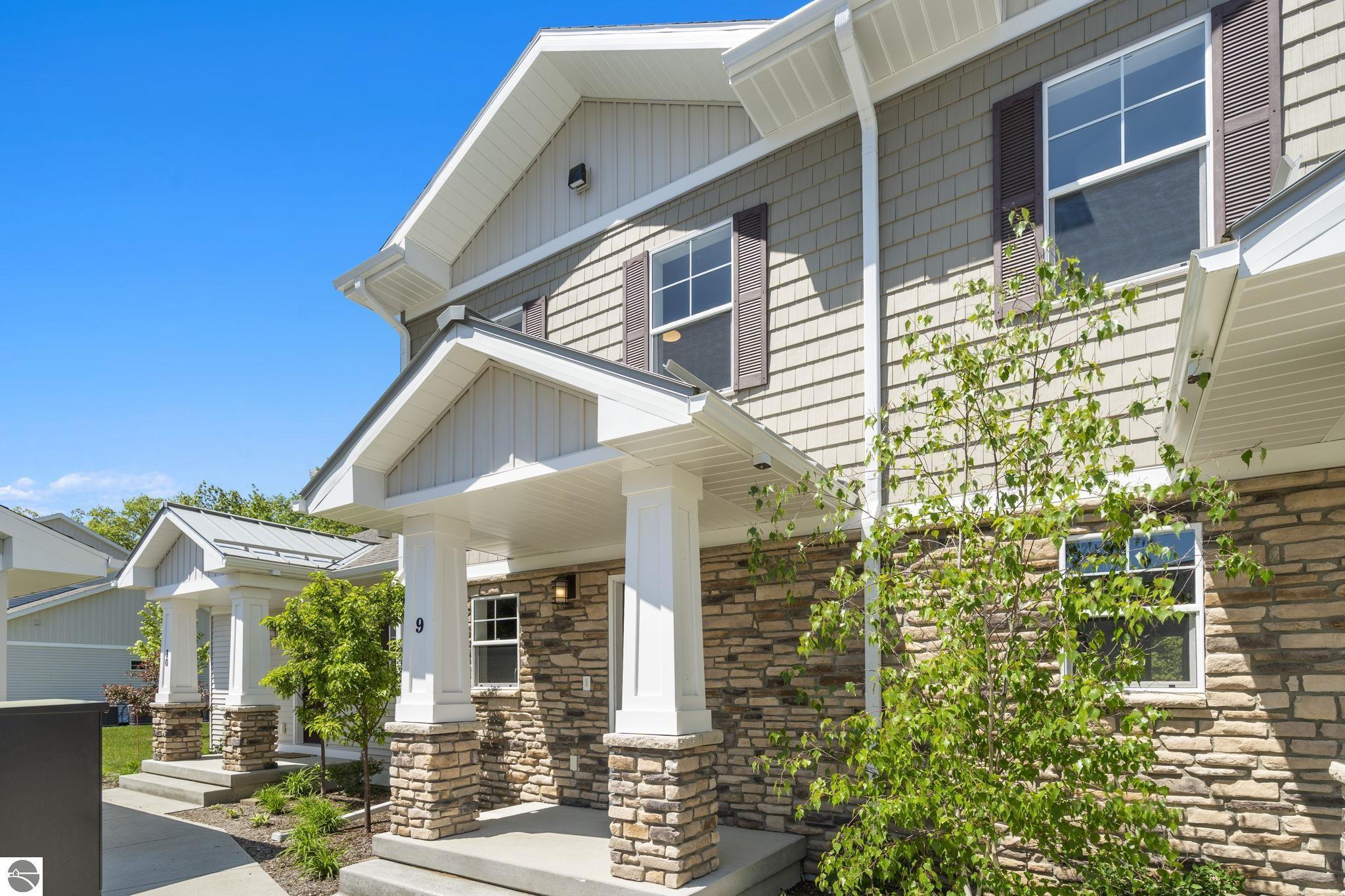 Simsbury St, Traverse City, MI 49686