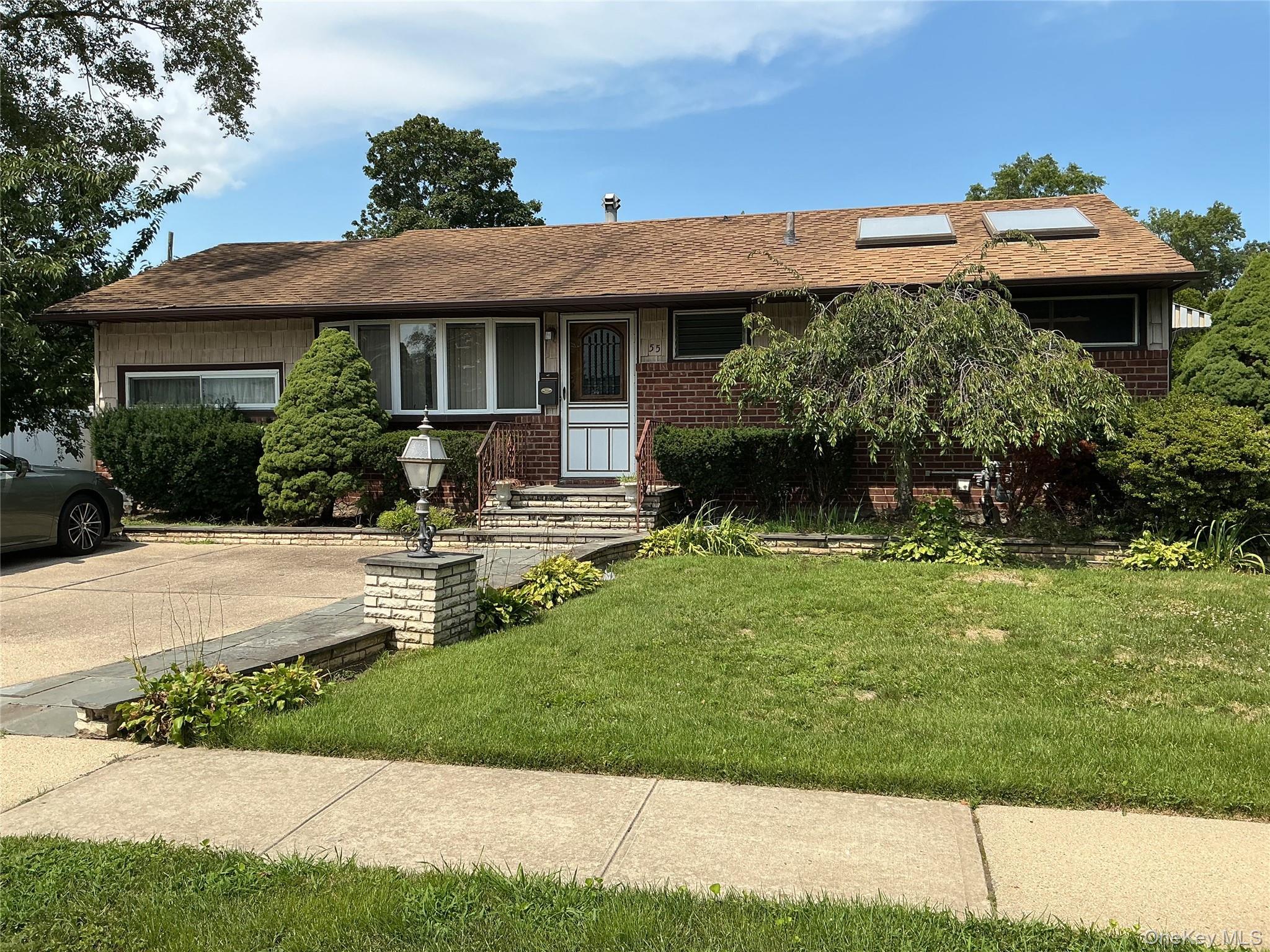 Surrey Ln, Plainview, NY 11803
