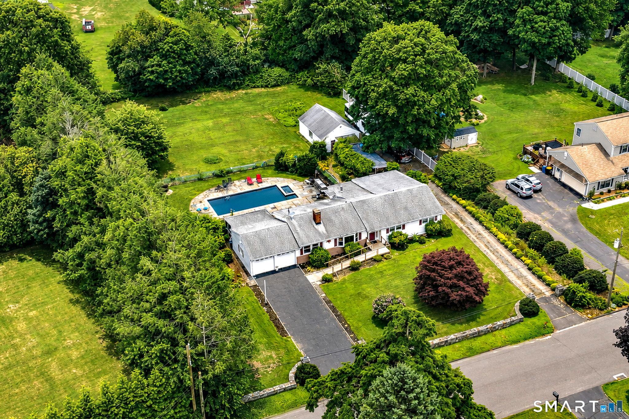 Lauderdale Dr, Trumbull, CT 06611