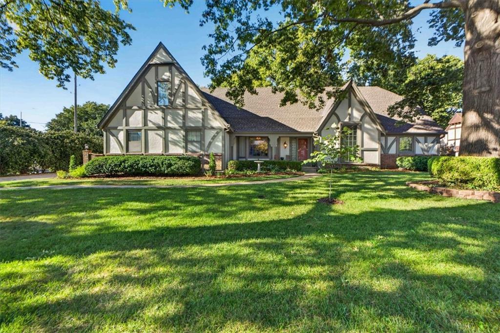 W 101st Ter, Leawood, KS 66206