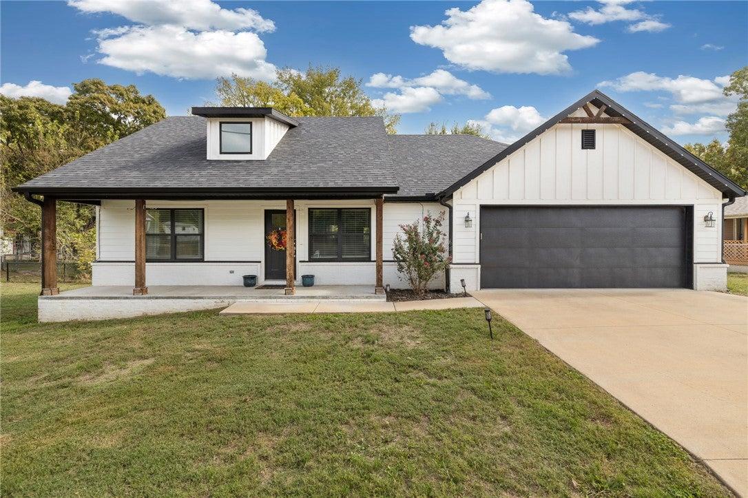 N Davis St, Pea Ridge, AR 72751