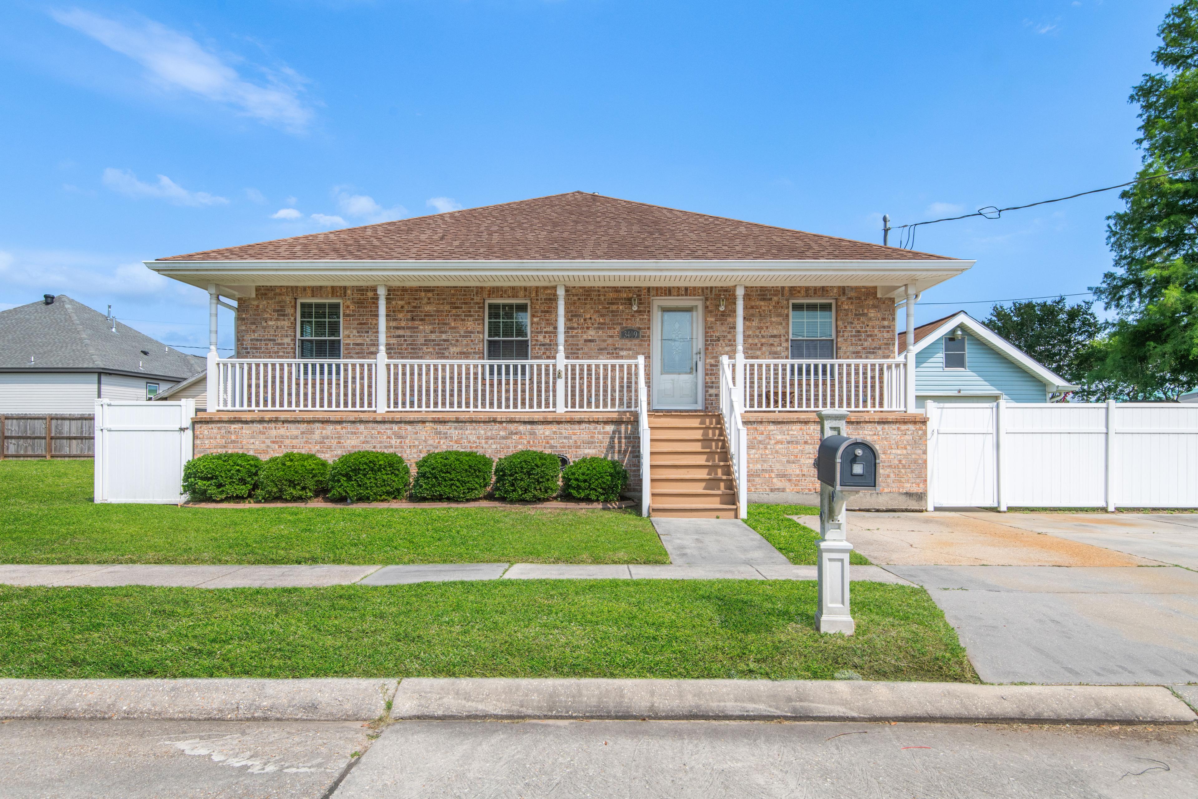 Volpe Dr, Chalmette, LA 70043