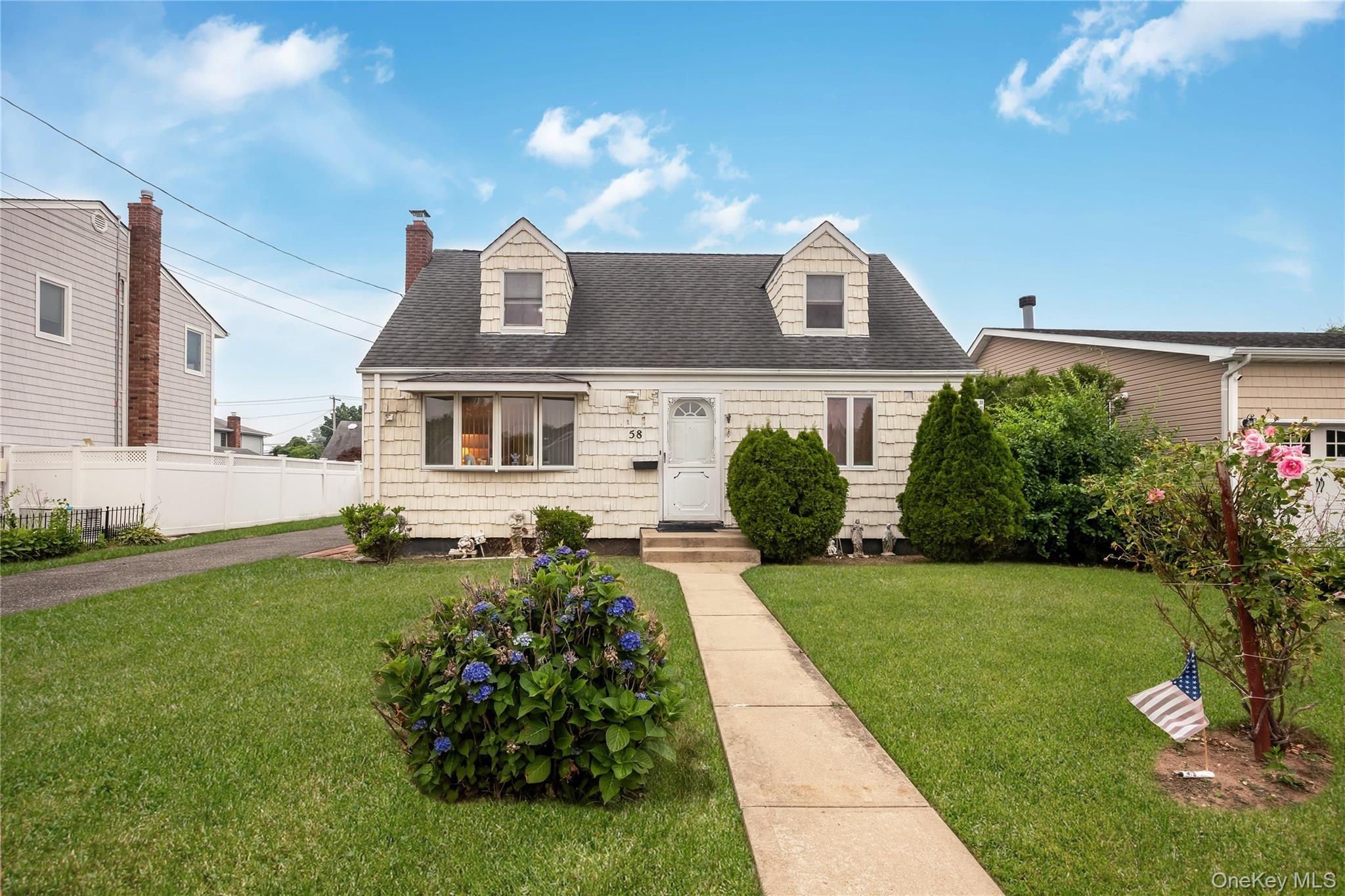 S Crescent Dr, Farmingdale, NY 11735