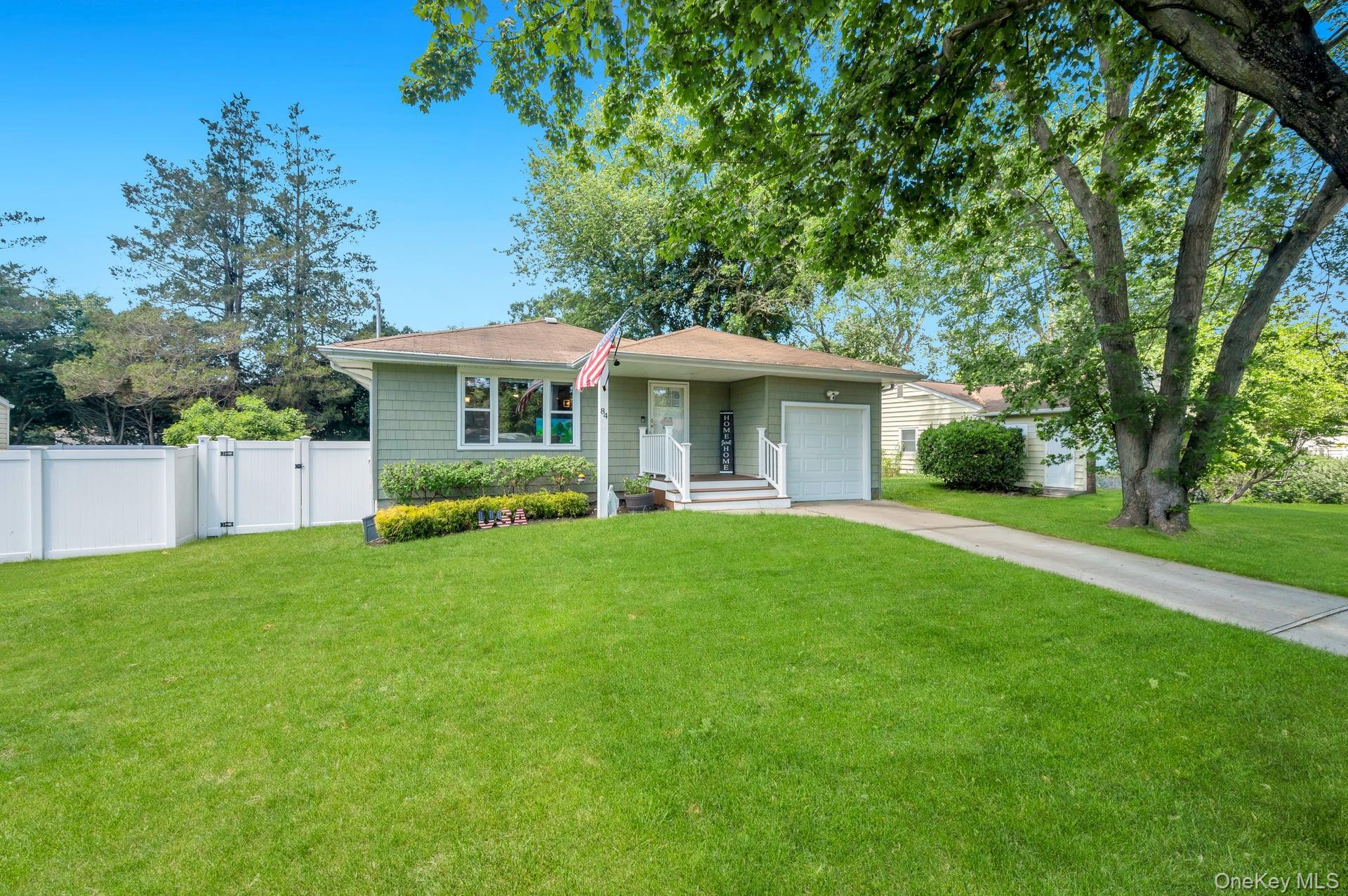 Oneida Ave, South Setauket, NY 11720
