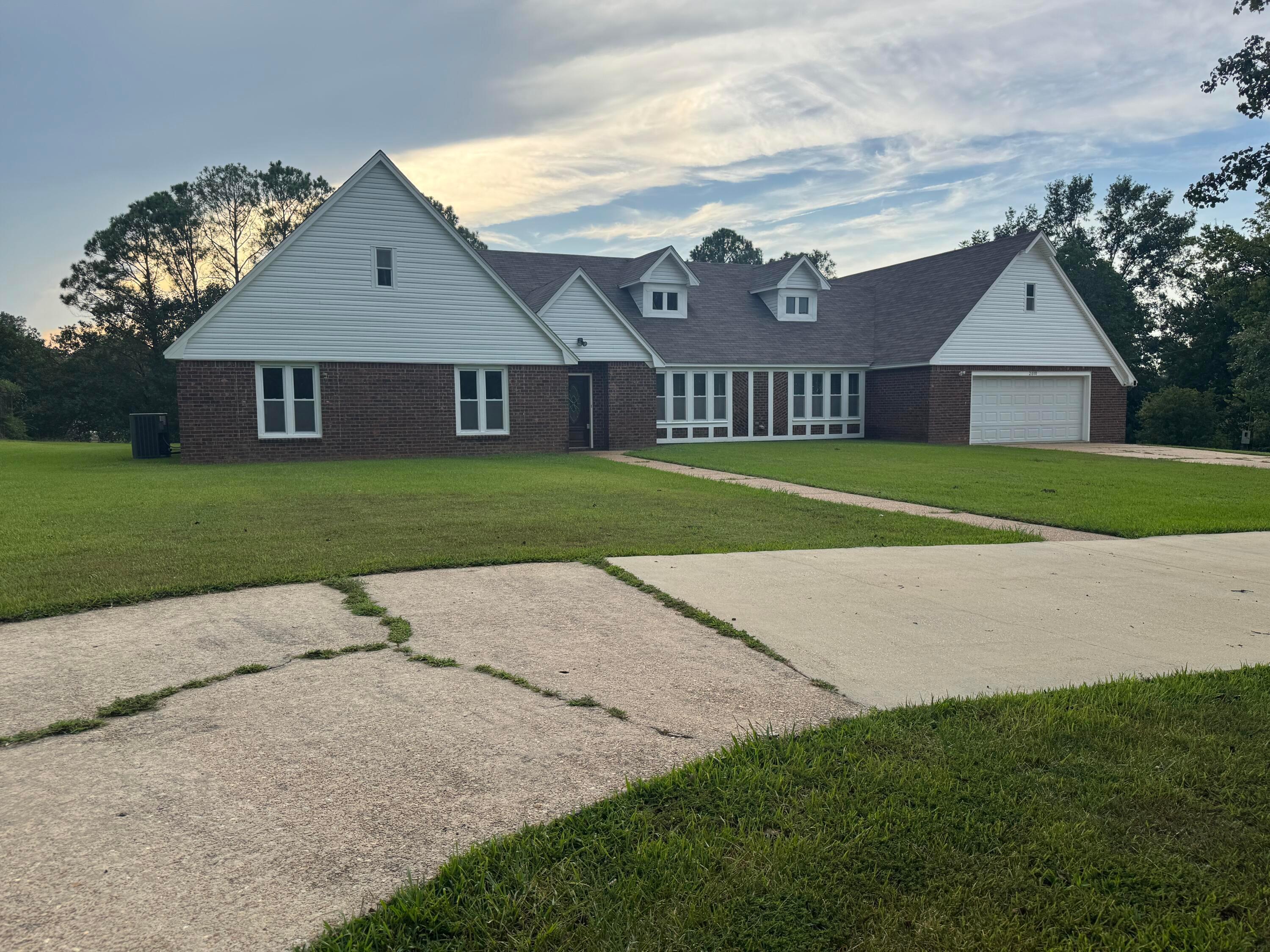 Lawndale Dr, Tupelo, MS 38801
