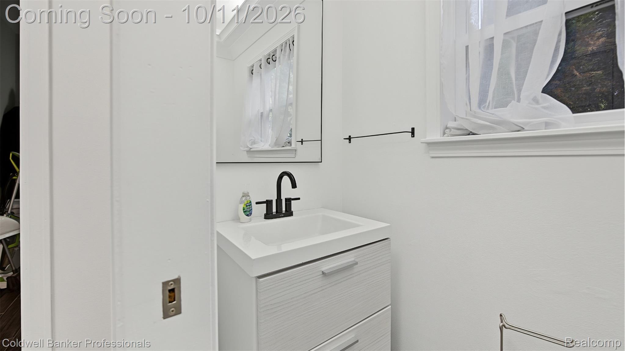 Fox River Dr, Bloomfield Hills, MI 48304