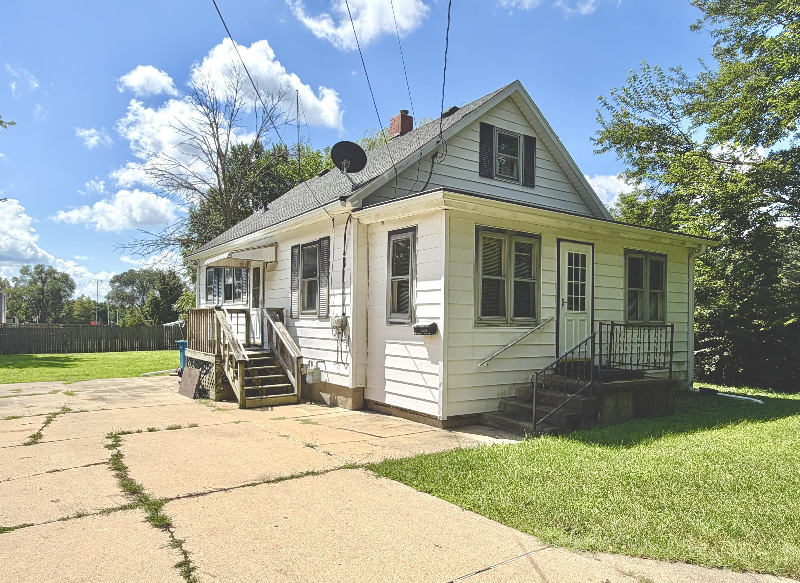 3rd St, Peru, IL 61354