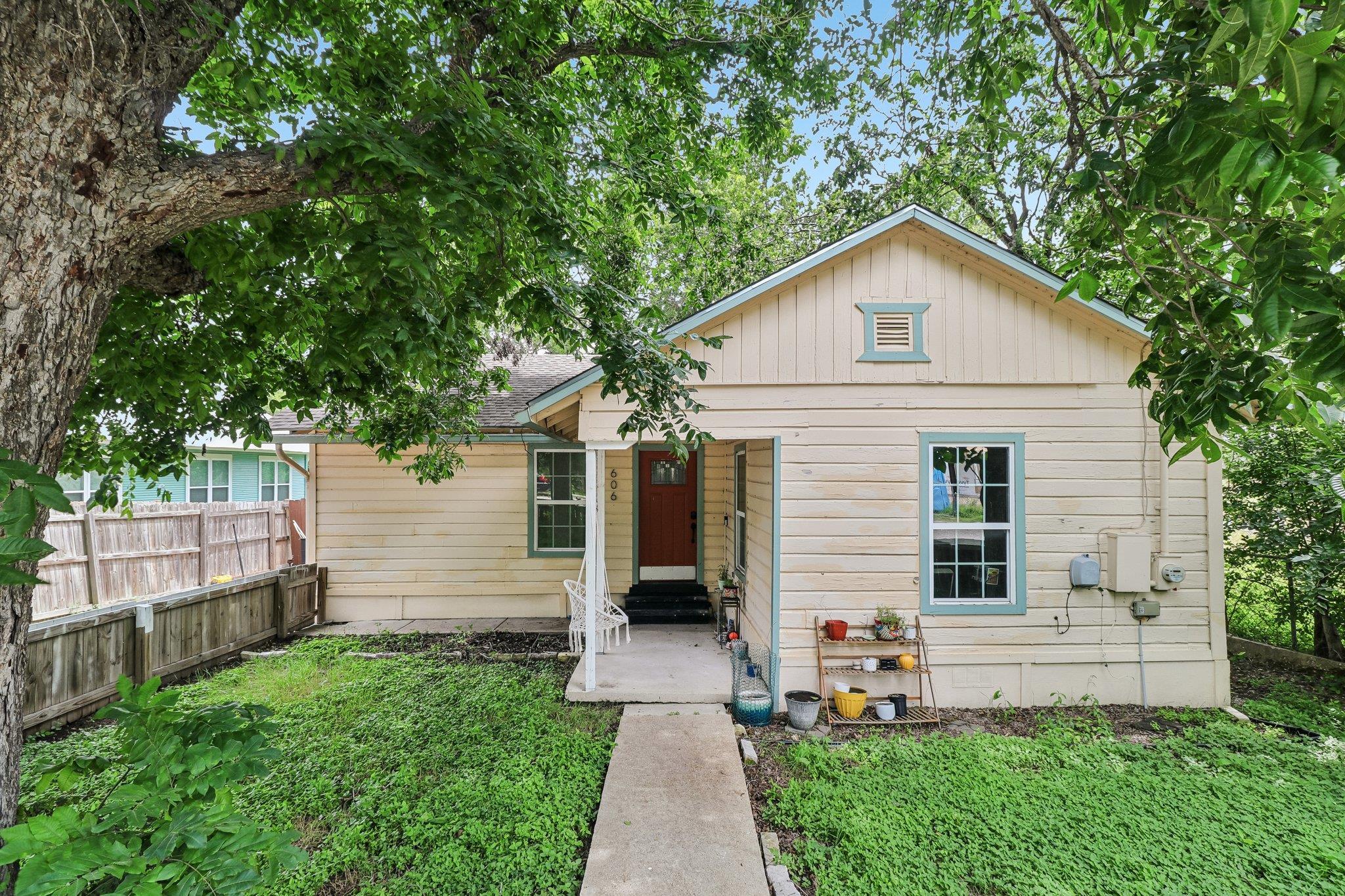 E Pecan St, Taylor, TX 76574