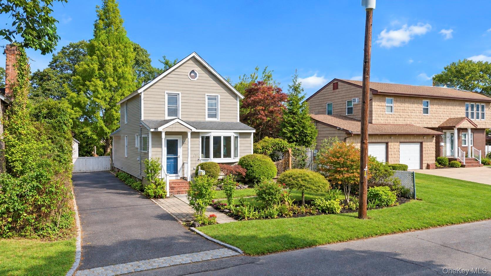 Grove St, Lindenhurst, NY 11757