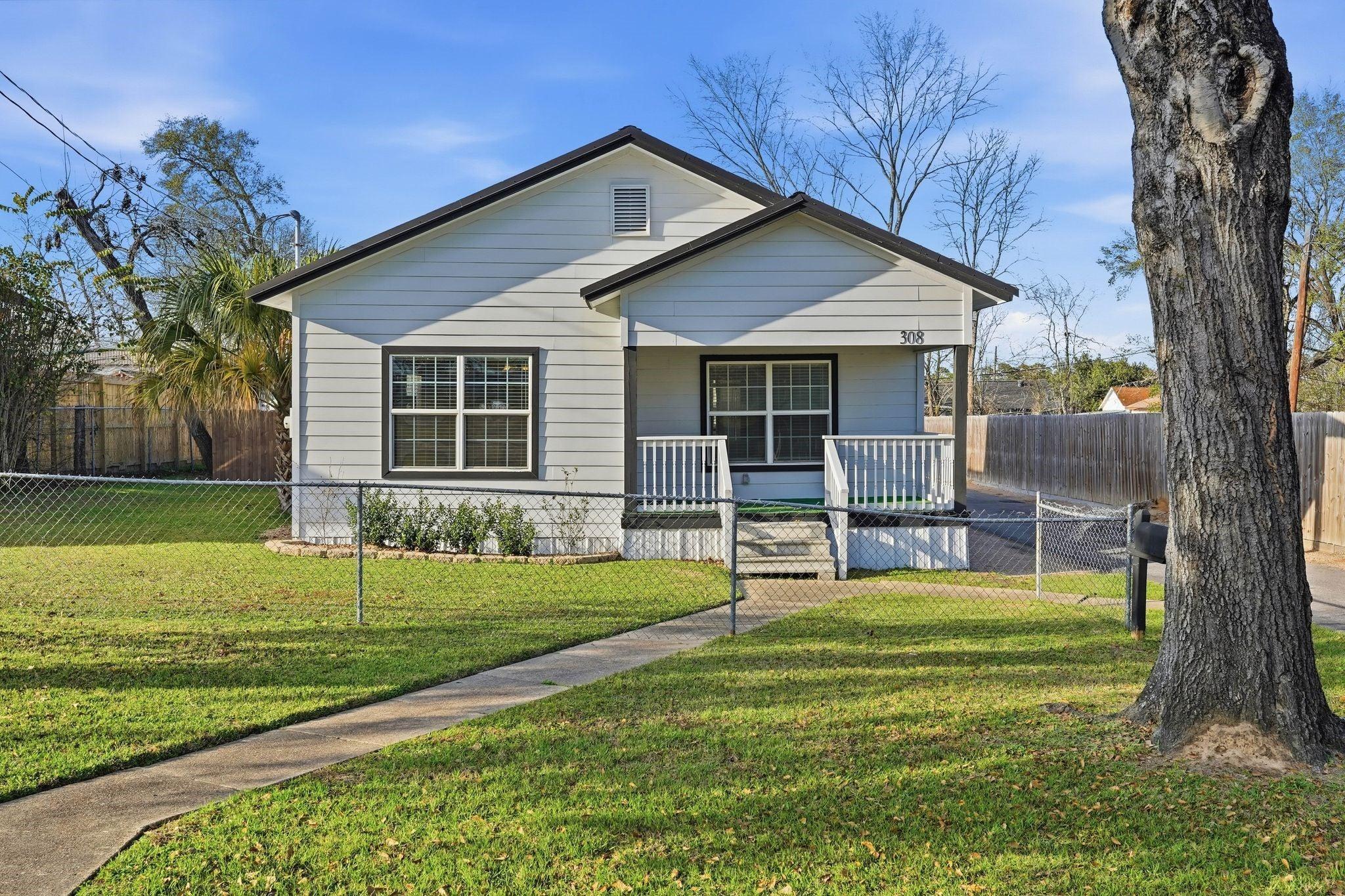 E Phillips St, Conroe, TX 77301