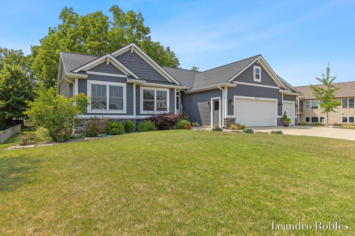 Alward Dr, Hudsonville, MI 49426