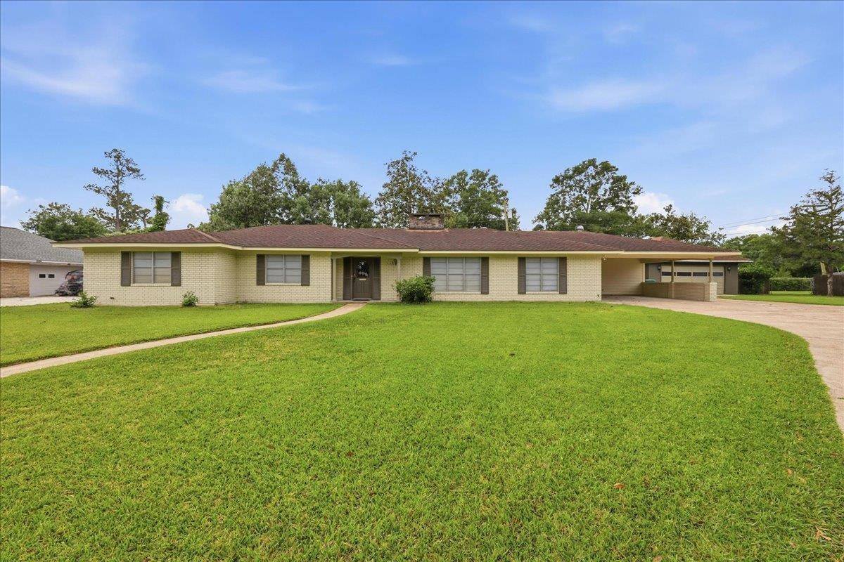 Treemont Ln, Orange, TX 77630