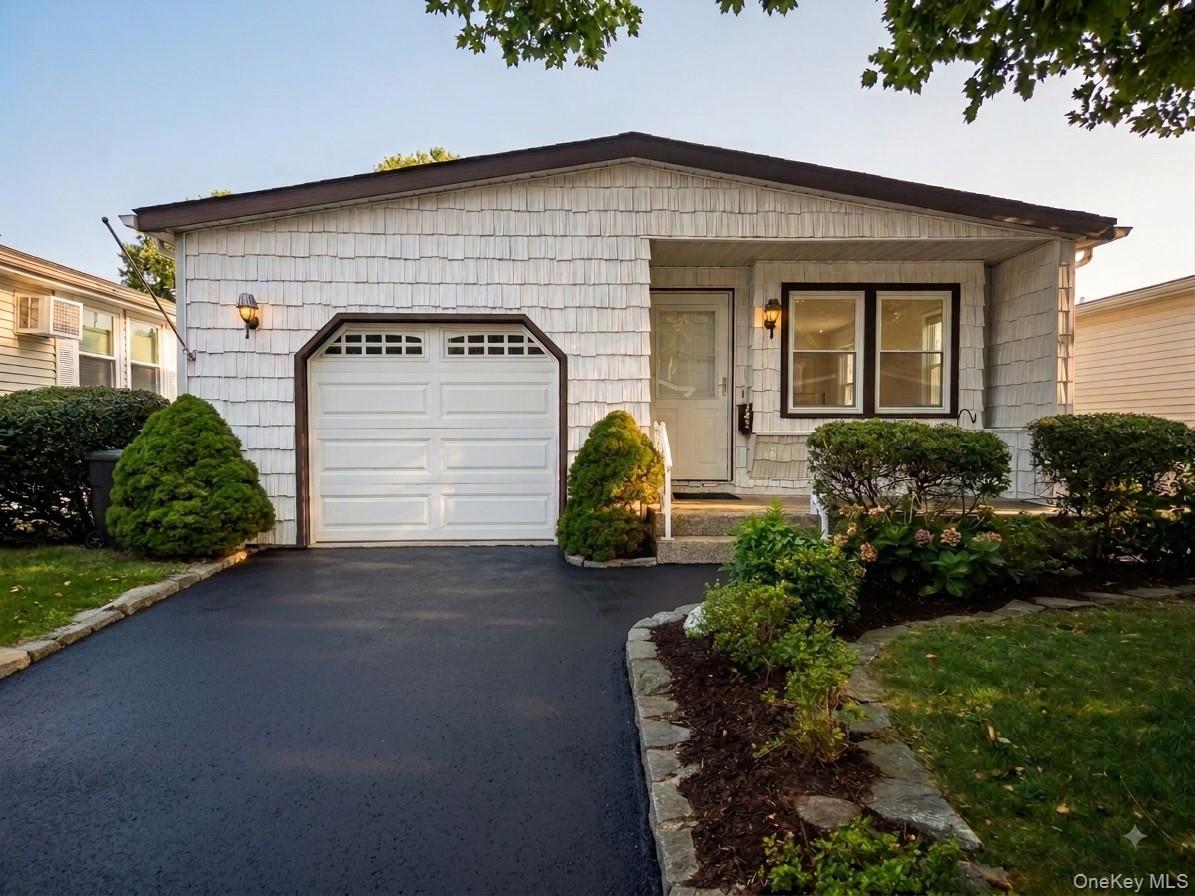 Village Cir W, Manorville, NY 11949