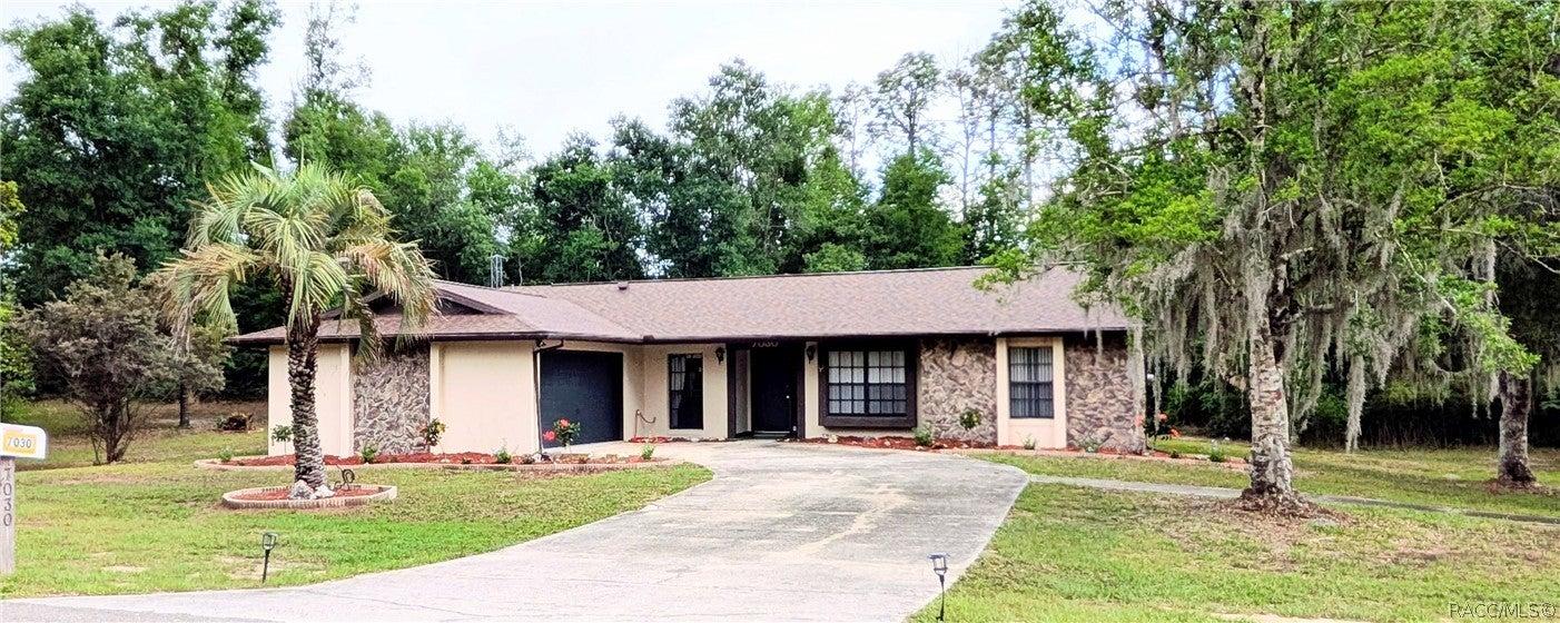 E Oak Forest St, Floral City, FL 34436