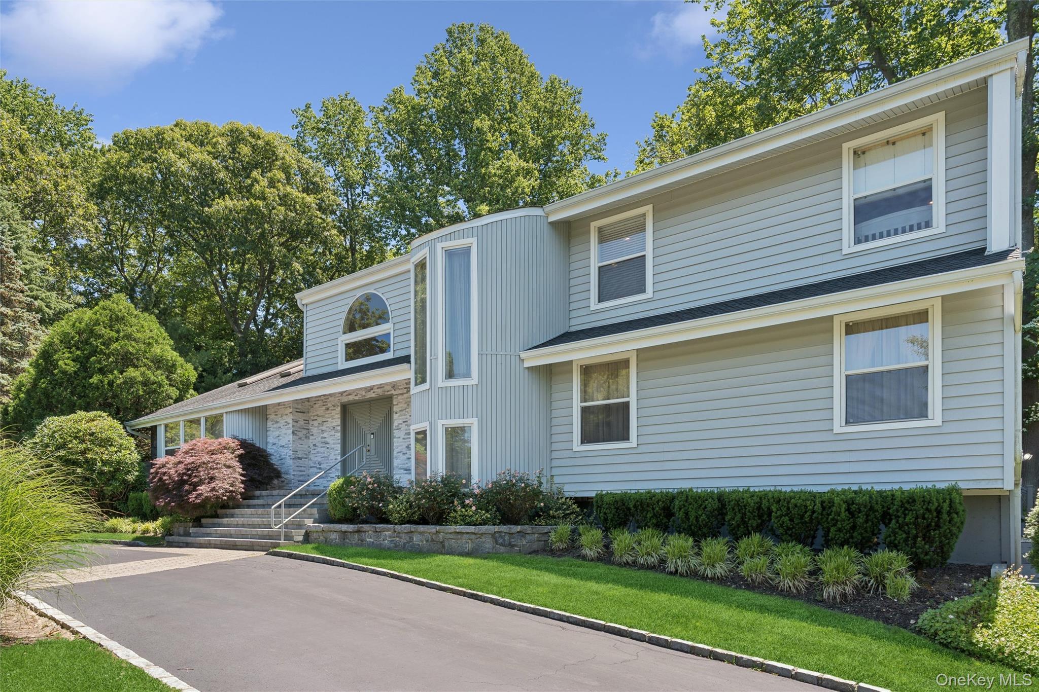 Greenwood Ln, Woodbury, NY 11797