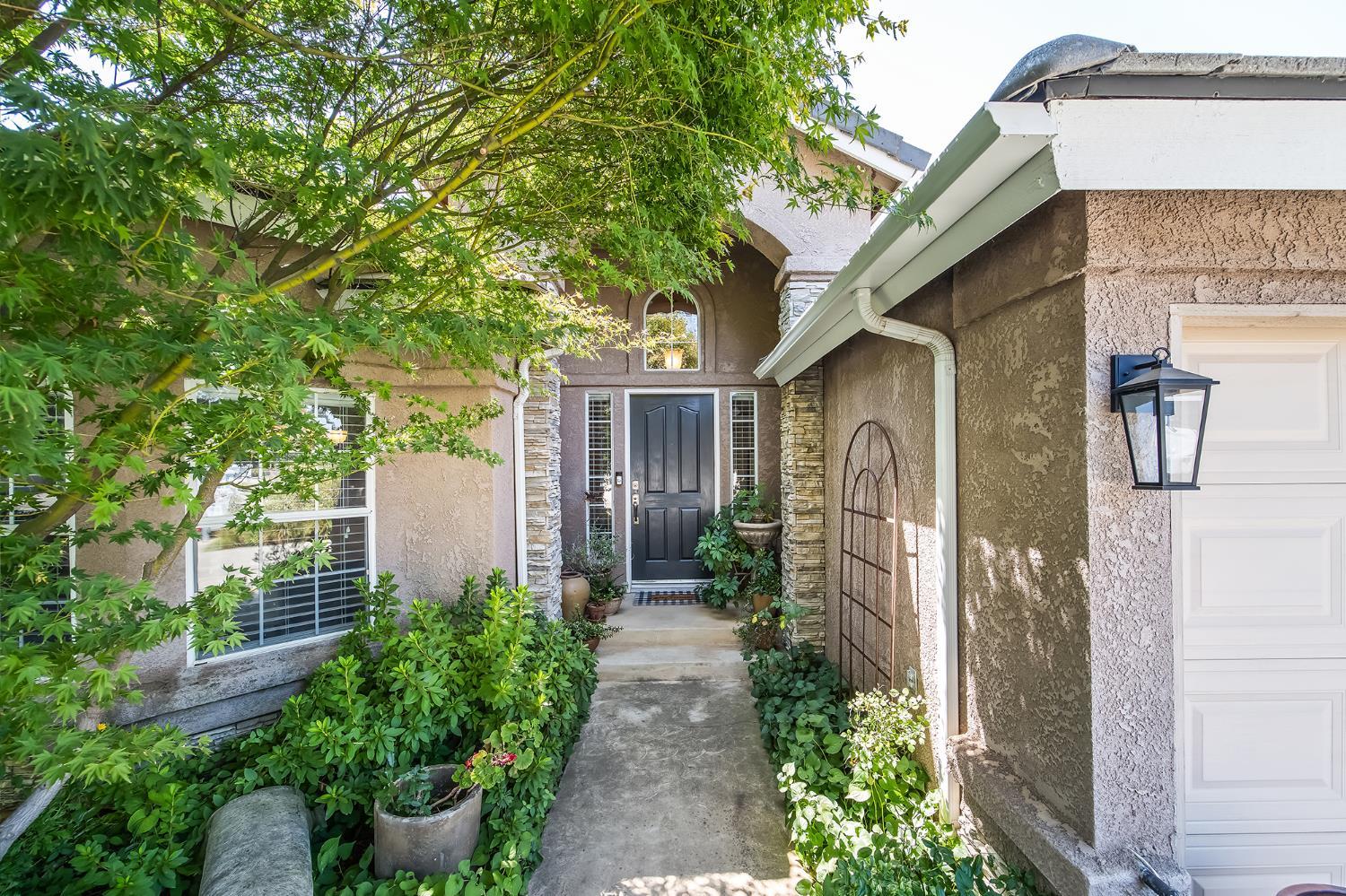 E Pryor Dr, Fresno, CA 93720