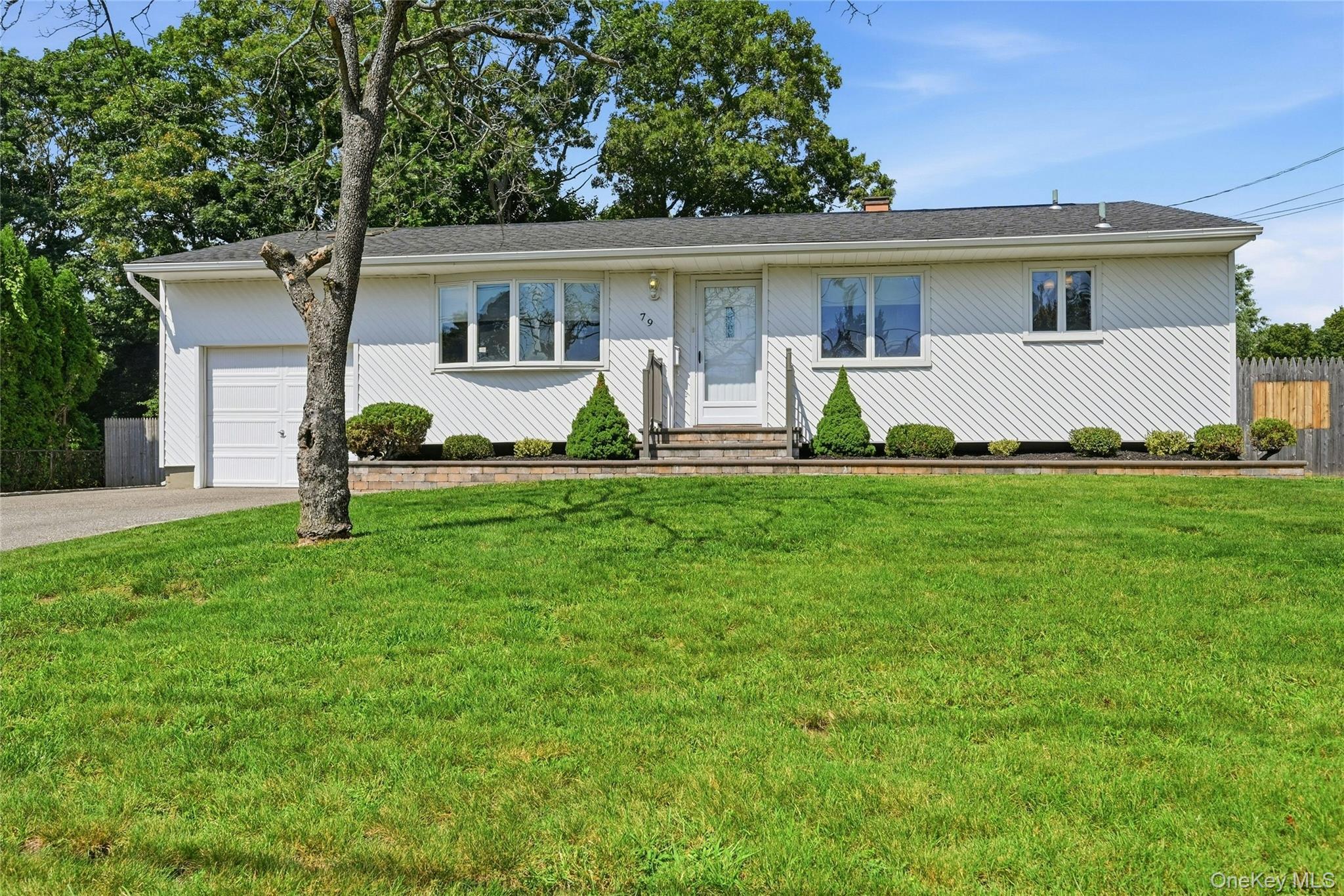 39th St, Islip, NY 11751