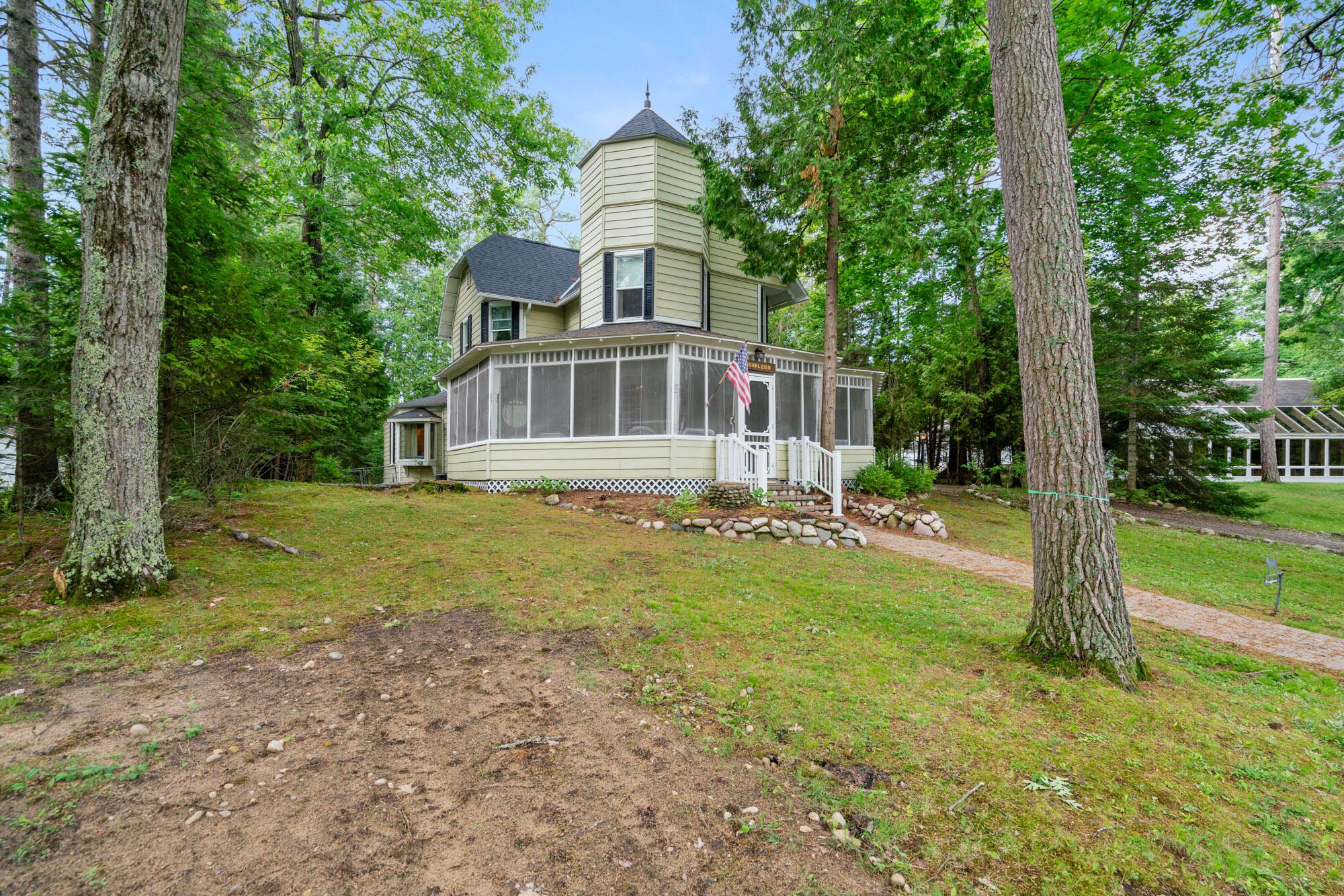 Hillside Ave, Indian River, MI 49749